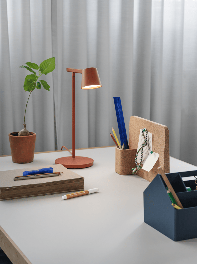 /cdn-cgi/image/width=1500,quality=85,format=auto/globalassets/content-media/images/spaces/home-office/workshop-table-140-warm-grey-linoleum-tip-table-lamp-copper-brown-sketch-toolbox-midnight-blue-story-pinboard-muuto-org.png