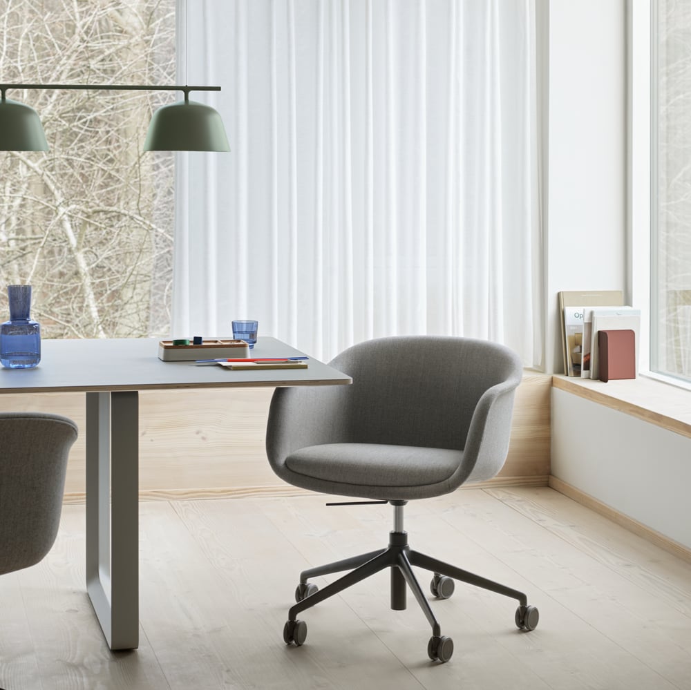 /cdn-cgi/image/width=1500,quality=85,format=auto/globalassets/content-media/images/spaces/meeting/fiber-conference-armchair-rewool-108-gas-lift-castors-tilt-70-70-grey-ambit-rail-dusty-green-raise-arrange-org-11-square.png