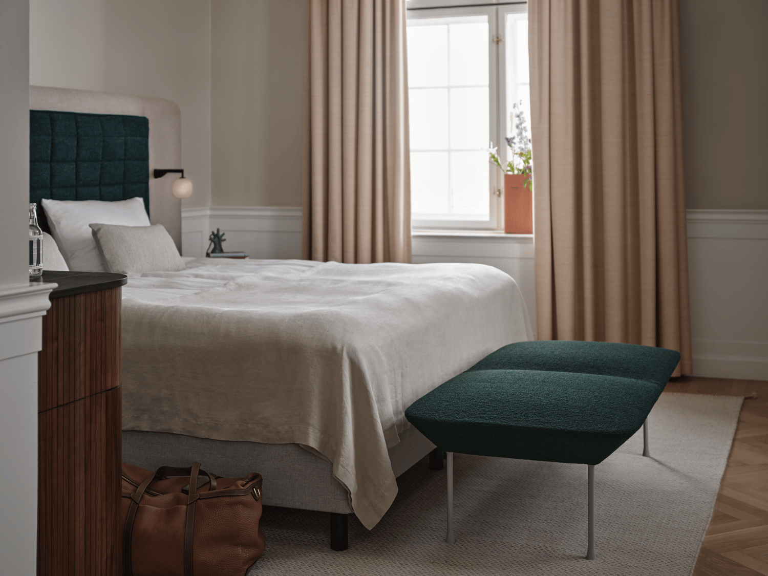 /cdn-cgi/image/width=1500,quality=85,format=auto/globalassets/content-media/images/spaces/staying/oslo-bench-hearth-010-grey-rime-wall-black-ply-light-rose-mingle-light-green-muuto-org.png