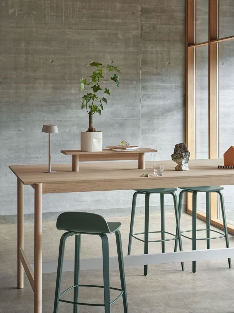 linear-system-high-table-105-oak-tray-75-visu-bar-stool-75-dark-green-ridge-planter-15-off-white-linear-table-lamp-muuto-low-res