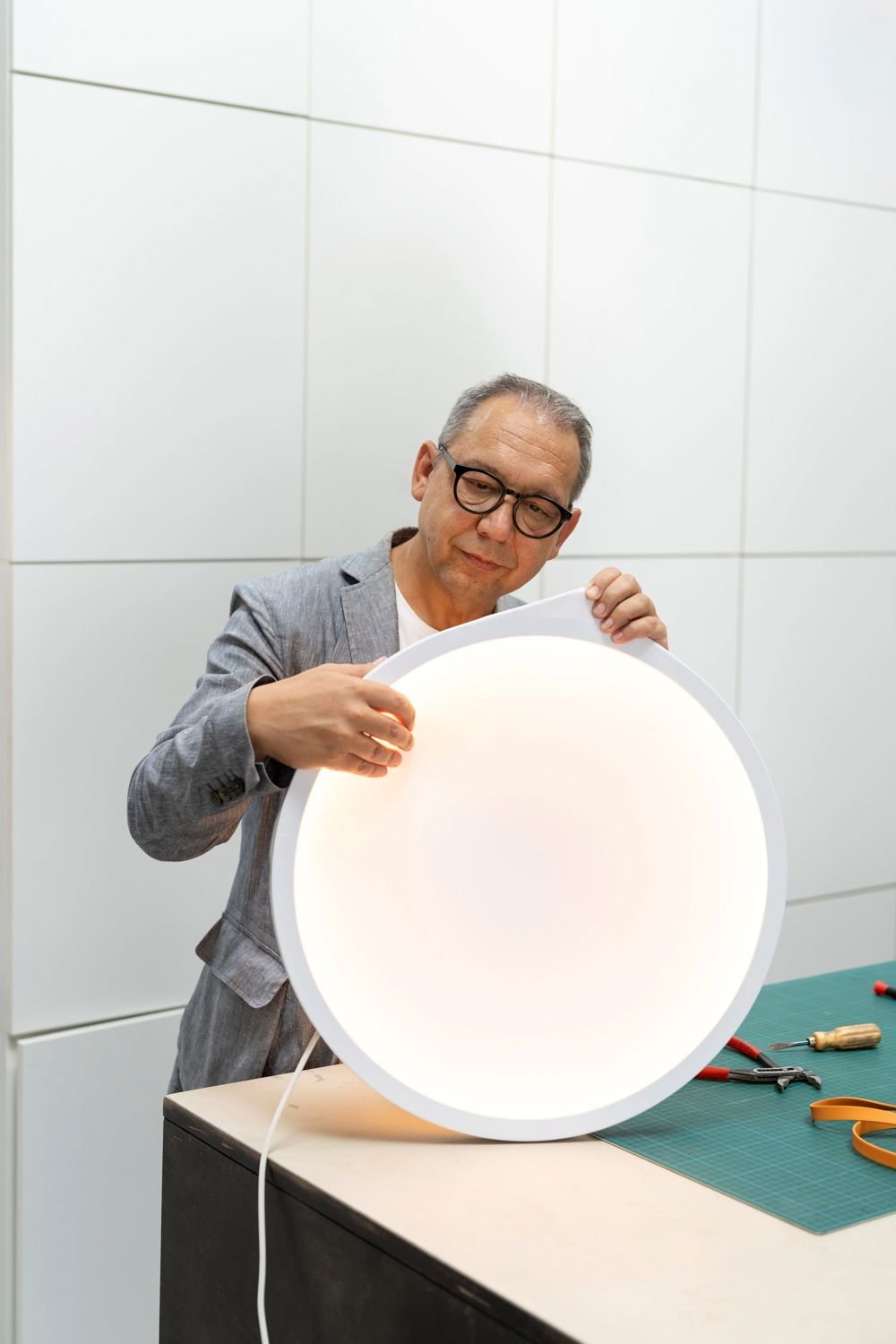 /cdn-cgi/image/width=1500,quality=85,format=auto/globalassets/content-media/images/stories/aleksej-iskos-on-shining-a-new-light-on-the-everyday/aleksej-iskos-calm-lamp-story-muuto-med-res-2.jpg