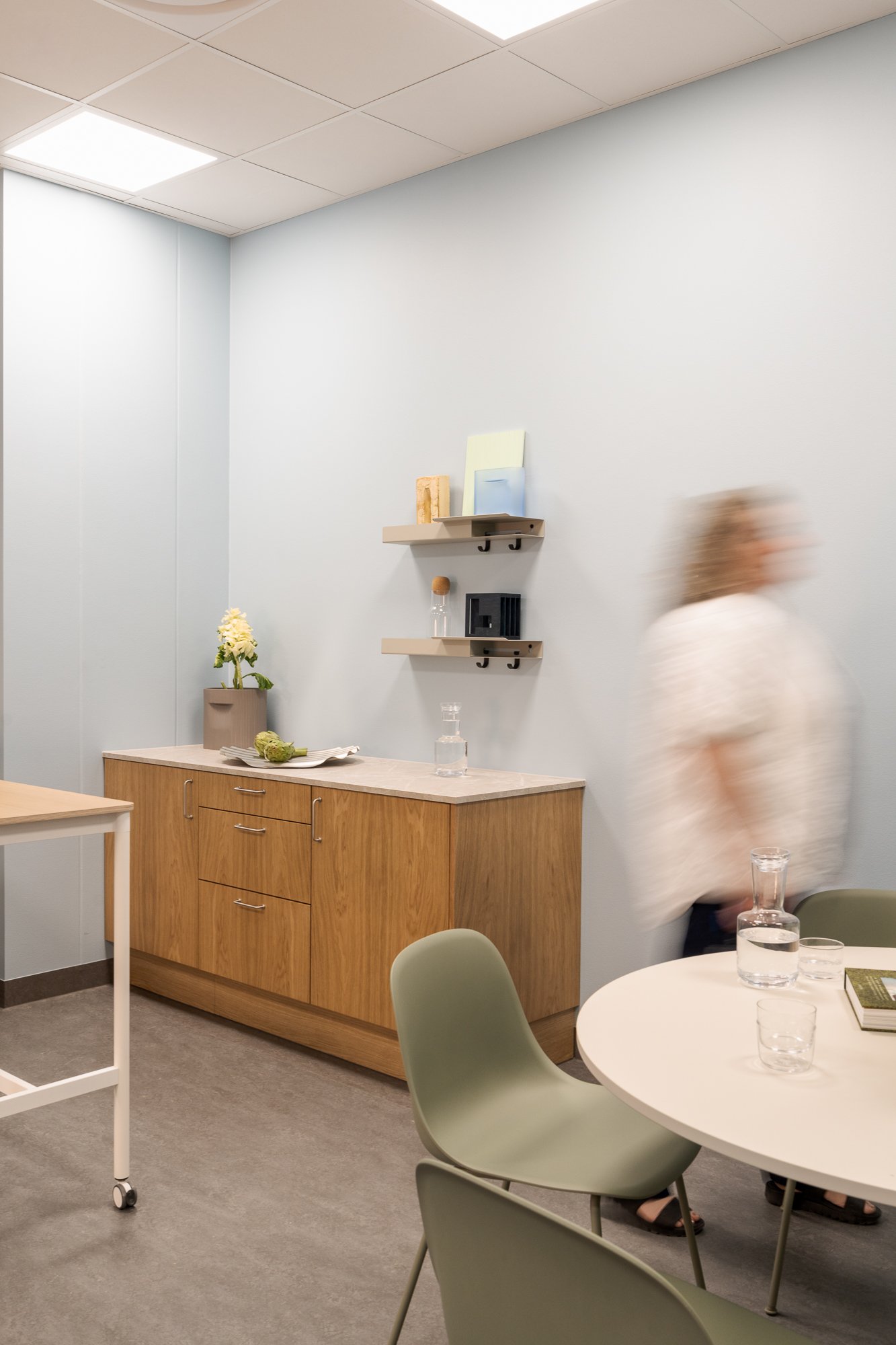 /cdn-cgi/image/width=1500,quality=85,format=auto/globalassets/content-media/images/stories/creating-spaces-for-care/vardig-auu-muuto-lo-res-14.jpg