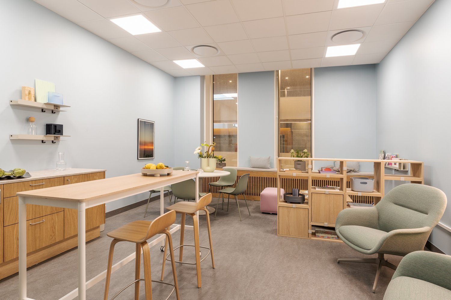 /cdn-cgi/image/width=1500,quality=85,format=auto/globalassets/content-media/images/stories/creating-spaces-for-care/vardig-auu-muuto-lo-res-19.jpg
