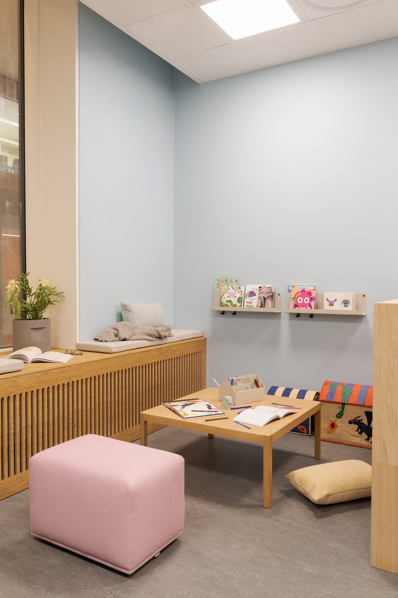 /cdn-cgi/image/width=1500,quality=85,format=auto/globalassets/content-media/images/stories/creating-spaces-for-care/vardig-auu-muuto-lo-res-24.jpg