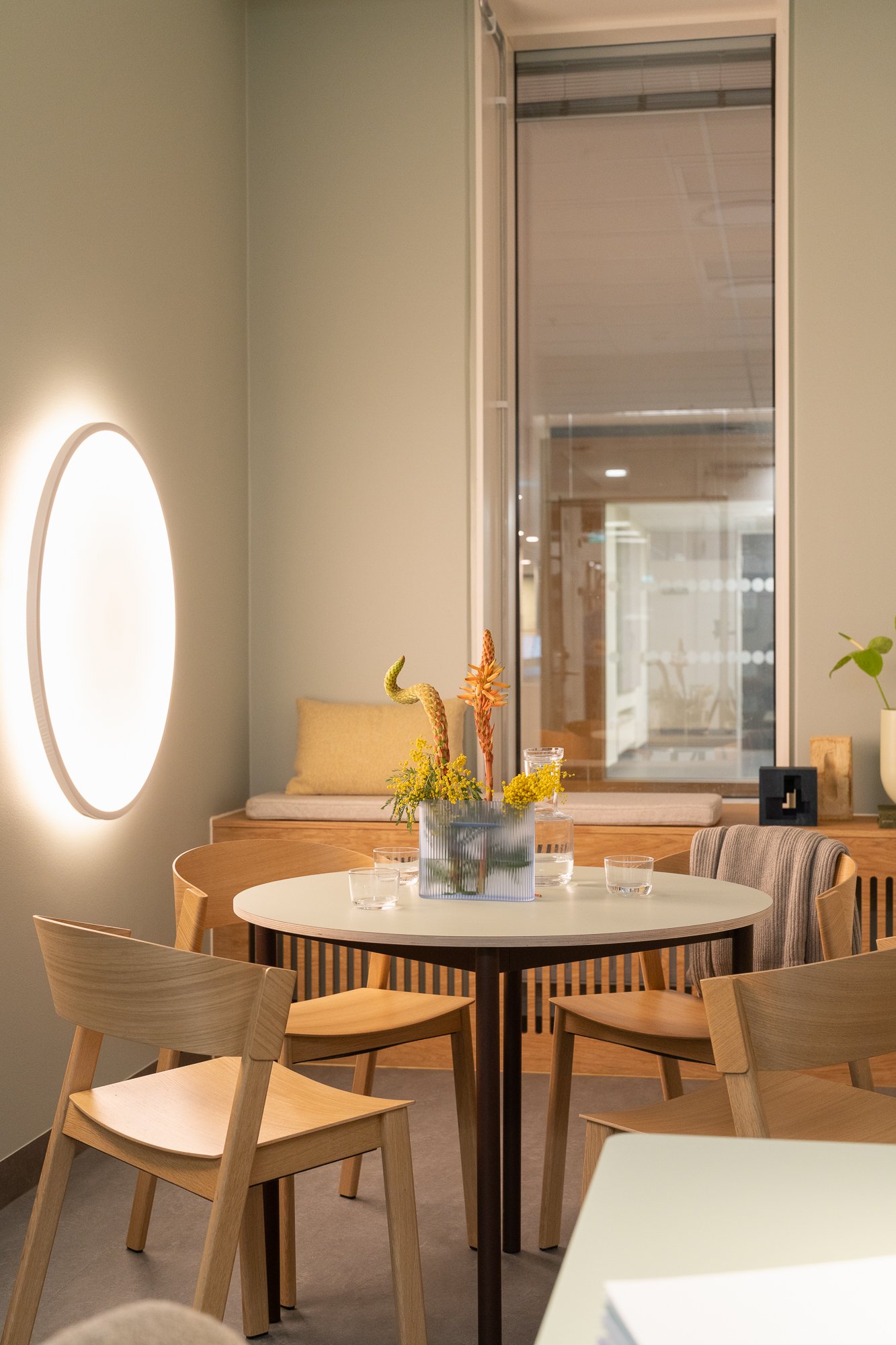/cdn-cgi/image/width=1500,quality=85,format=auto/globalassets/content-media/images/stories/creating-spaces-for-care/vardig-auu-muuto-lo-res-35.jpg