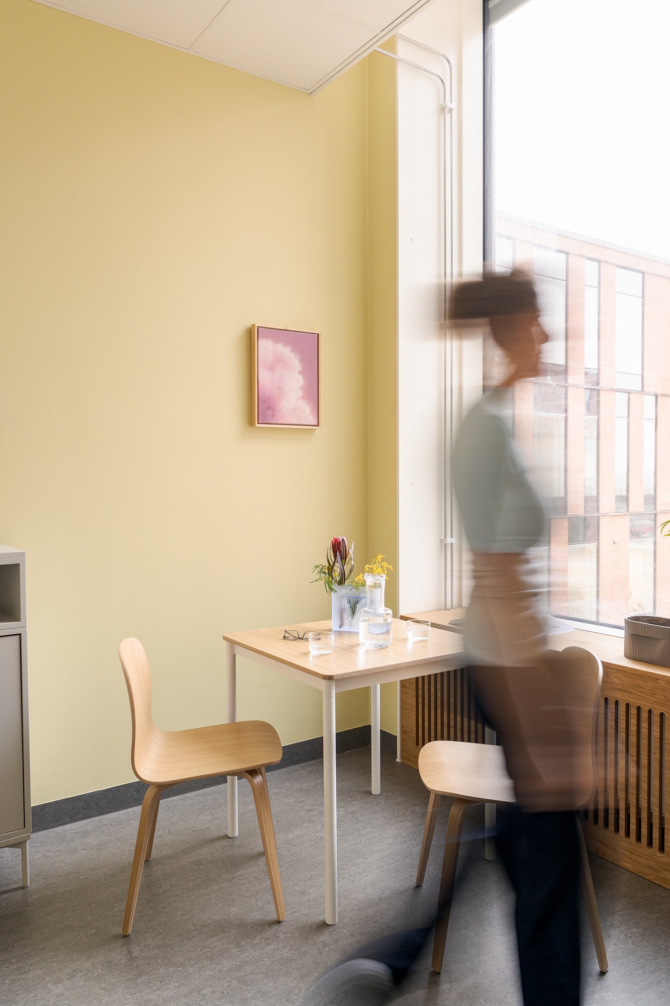 /cdn-cgi/image/width=1500,quality=85,format=auto/globalassets/content-media/images/stories/creating-spaces-for-care/vardig-auu-muuto-lo-res-9.jpg