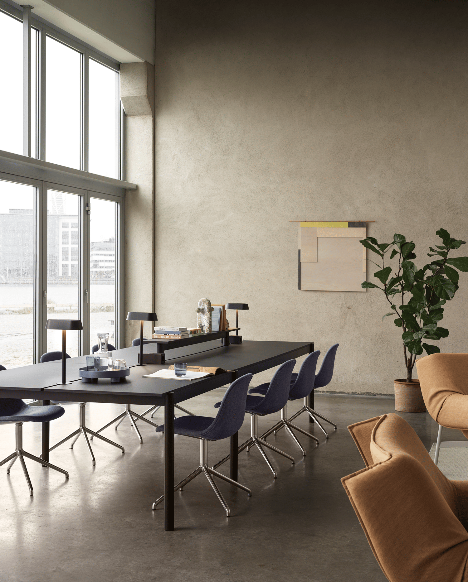 /cdn-cgi/image/width=1500,quality=85,format=auto/globalassets/content-media/images/stories/desk-sharing/linear-system-config-1-black-black-fiber-side-swivel-alu-sabi-631-wrap-lounge-chair-fiord-451-grey-ply-off-white-muuto-org.png