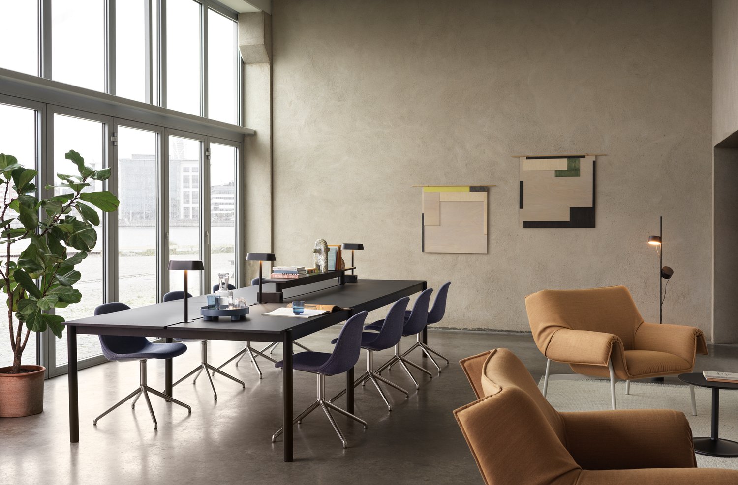 /cdn-cgi/image/width=1500,quality=85,format=auto/globalassets/content-media/images/stories/desk-sharing/linear-system-config-1-black-black-fiber-side-swivel-alu-sabi-631-wrap-lounge-chair-fiord-451-grey-soft-side-o41-black-ply-off-white-post-floor-muuto-org.png