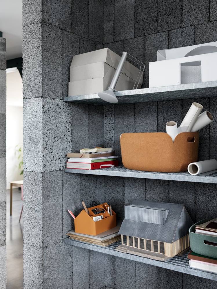 /cdn-cgi/image/width=1500,quality=85,format=auto/globalassets/content-media/images/stories/desk-sharing/piton-portable-lamp-aluminum-restore-basket-burnt-orange-sketch-toolbox-burnt-orange-muuto-org.png