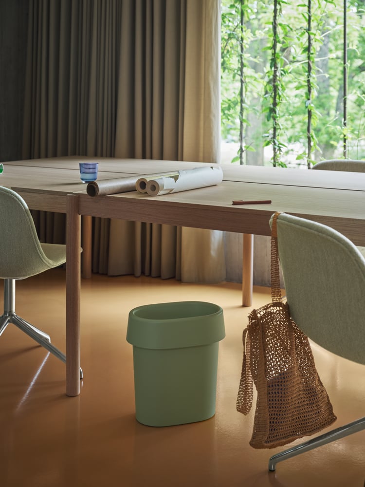 /cdn-cgi/image/width=1500,quality=85,format=auto/globalassets/content-media/images/stories/desk-sharing/reduce-paper-bin-light-green-fiber-side-chair-ecriture-910-chrome-swivel-linear-system-config-2-oak-raise-glass-muuto-org.png