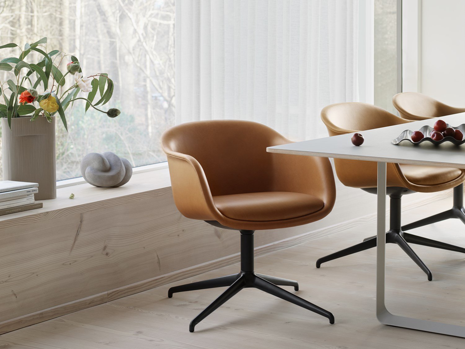 /cdn-cgi/image/width=1500,quality=85,format=auto/globalassets/content-media/images/stories/elegant-ergonomics-fiber-conference-armchair/fiber-conference-armchair-swivel-black-refine-leather-cognac-70-70-grey-ridge-vase-wave-tray-wide-org.jpg