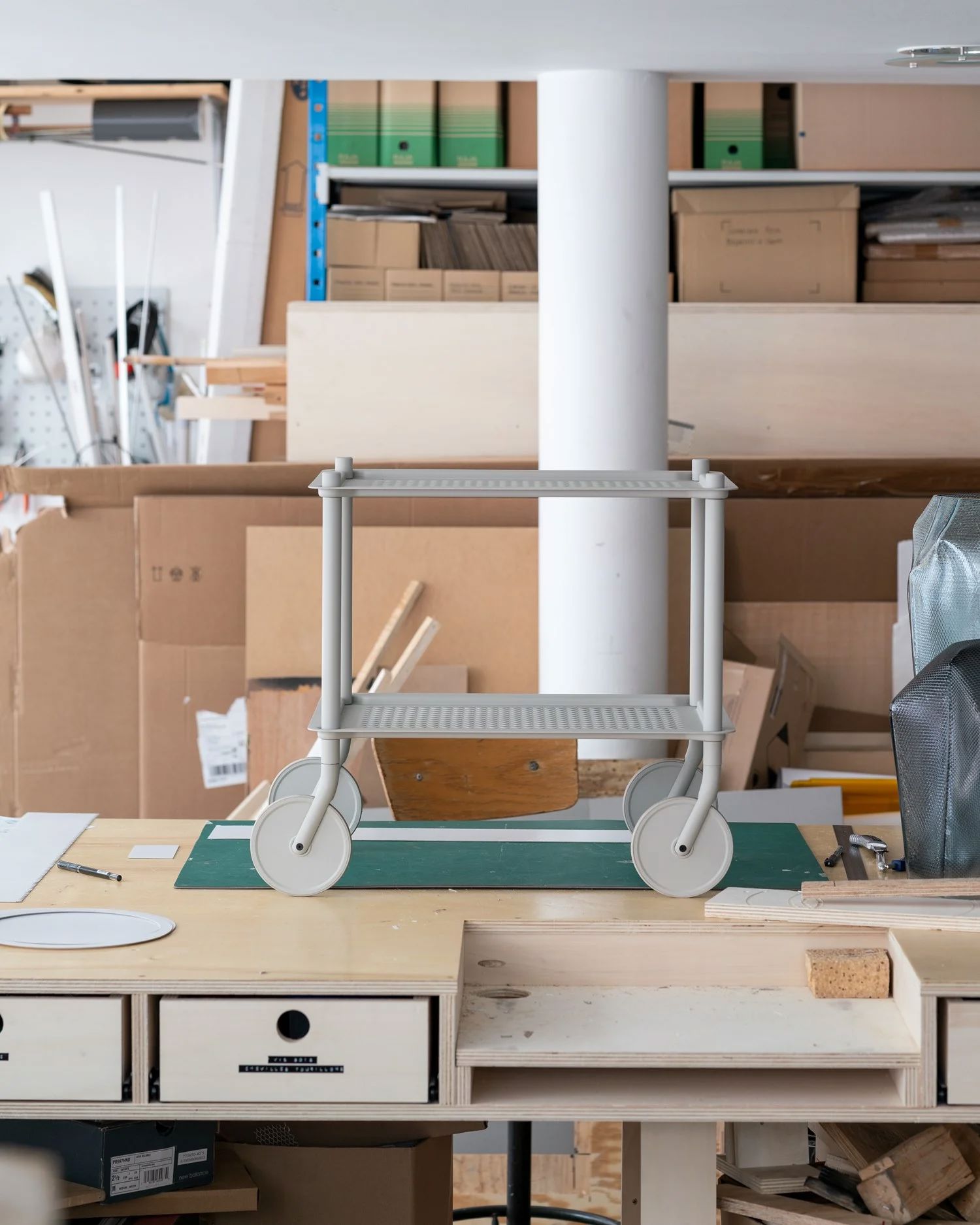 /cdn-cgi/image/width=1500,quality=85,format=auto/globalassets/content-media/images/stories/elevating-the-everyday-object-flow-trolley/normal-studio-flow-trolley-story-muuto-hi-res-17_optimized.jpg
