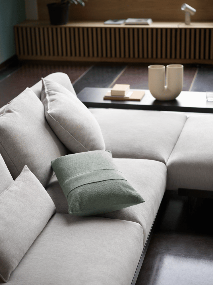 in-situ-sofa-clay-12-layer-sage-green-kink-vase-muuto-org