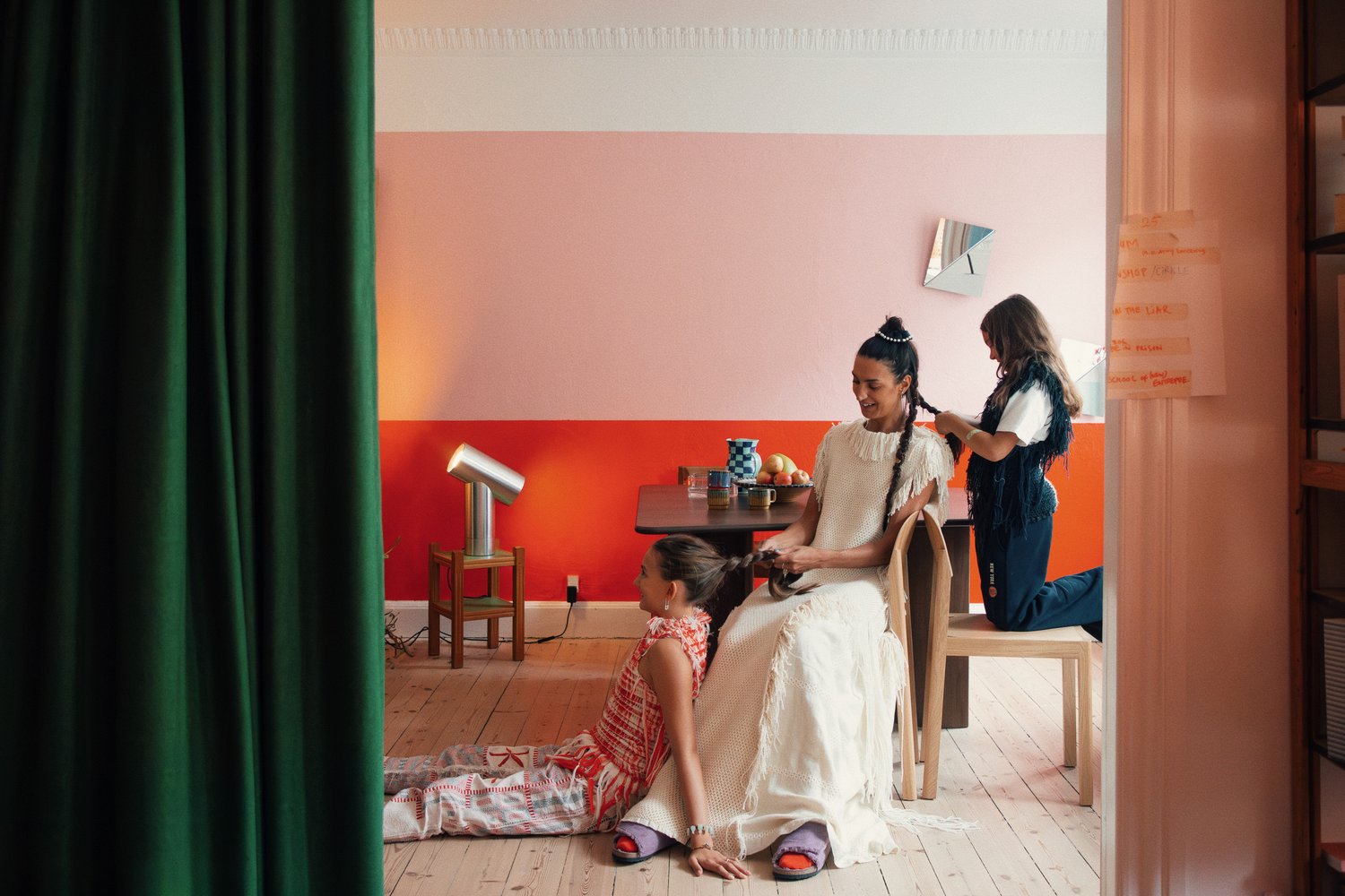 /cdn-cgi/image/width=1500,quality=85,format=auto/globalassets/content-media/images/stories/home-stories/inside-with---veronica/muuto_veronica_007.jpg