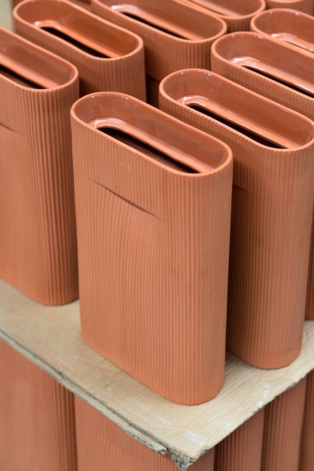 /cdn-cgi/image/width=1500,quality=85,format=auto/globalassets/content-media/images/stories/in-process-ridge-vase/ridge-vase---factory-visit---14.jpg