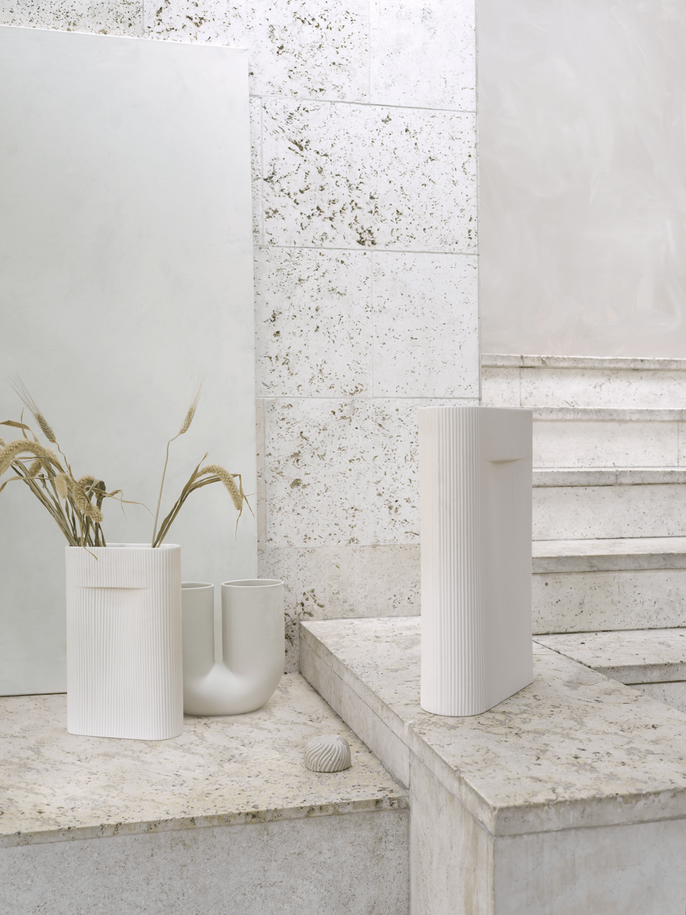 /cdn-cgi/image/width=1500,quality=85,format=auto/globalassets/content-media/images/stories/in-process-ridge-vase/ridge-vase-off-white-kink-vase-sand-muuto-org.png