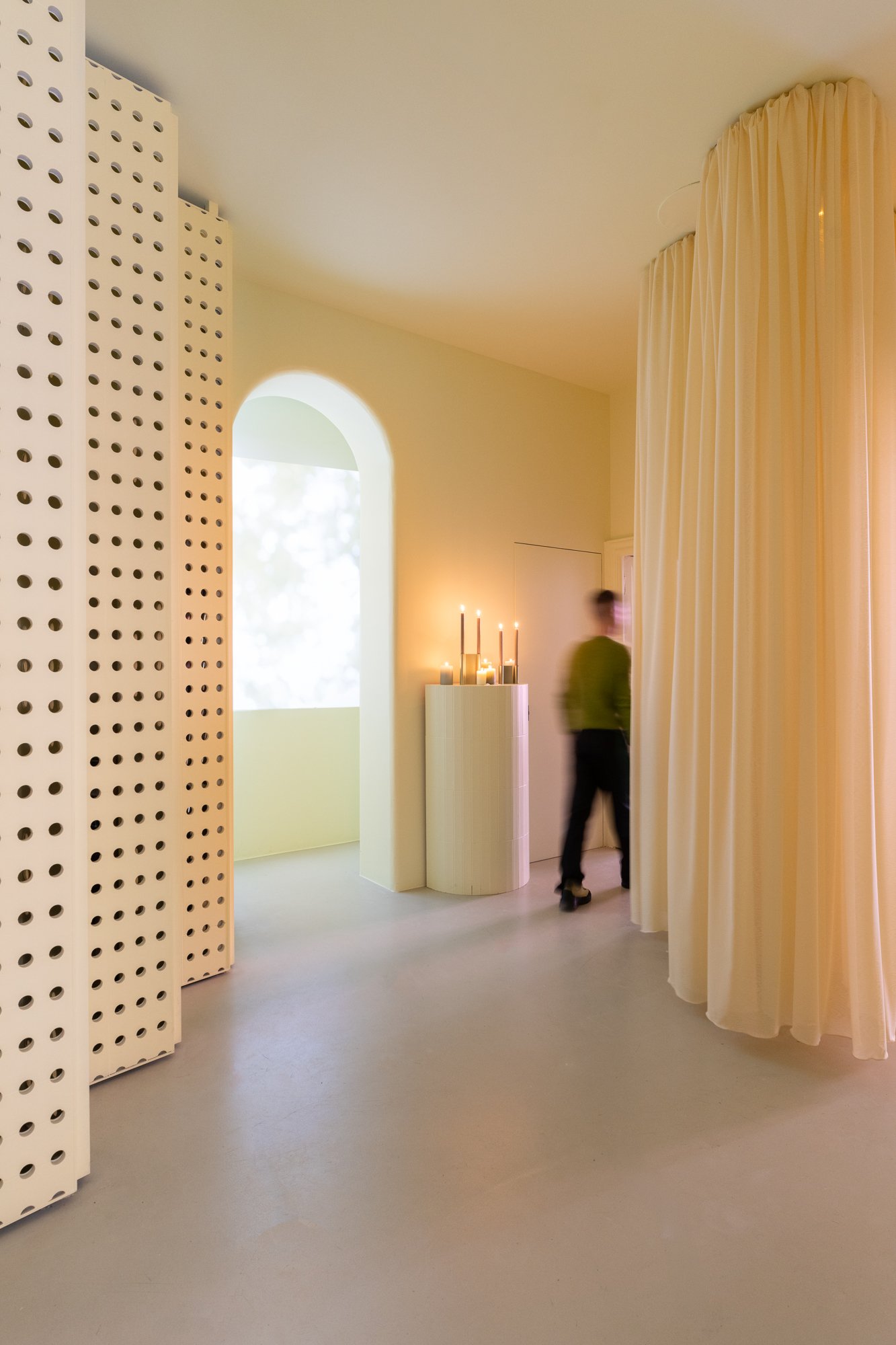 /cdn-cgi/image/width=1500,quality=85,format=auto/globalassets/content-media/images/stories/milan-apartment-2026/muuto-milan-apartment-2026-pair-candleholder-02.jpg