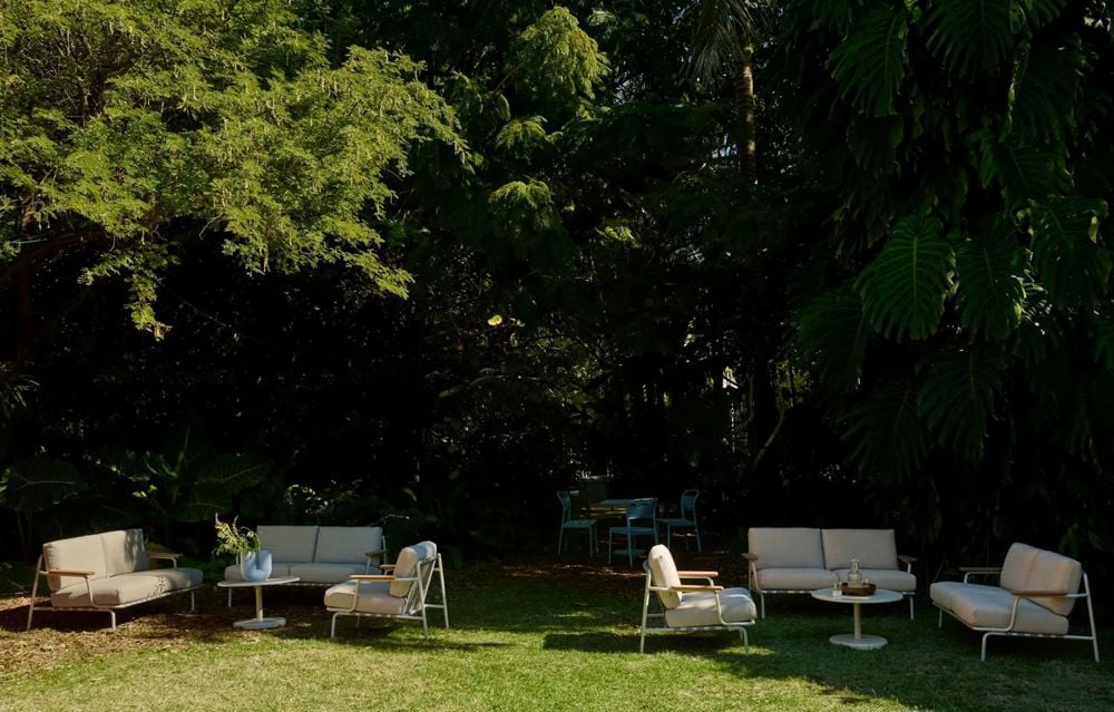 /cdn-cgi/image/width=1500,quality=85,format=auto/globalassets/content-media/images/stories/muuto-at-art-basel-miami-beach/slider/settle-sofa-2-seater-settle-lounge-chair-kink-vase-linear-steel-coffee-table-low-res_optimized.jpg