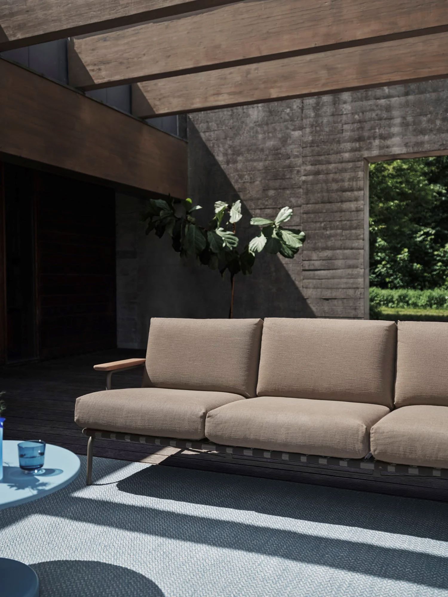 /cdn-cgi/image/width=1500,quality=85,format=auto/globalassets/content-media/images/stories/product-story-settle-in-comfort/-settle-sofa-3-ribbed-weave-5-taupe-ply-rug-recycled-polyester-light-blue-muuto-low-res_optimized.jpg