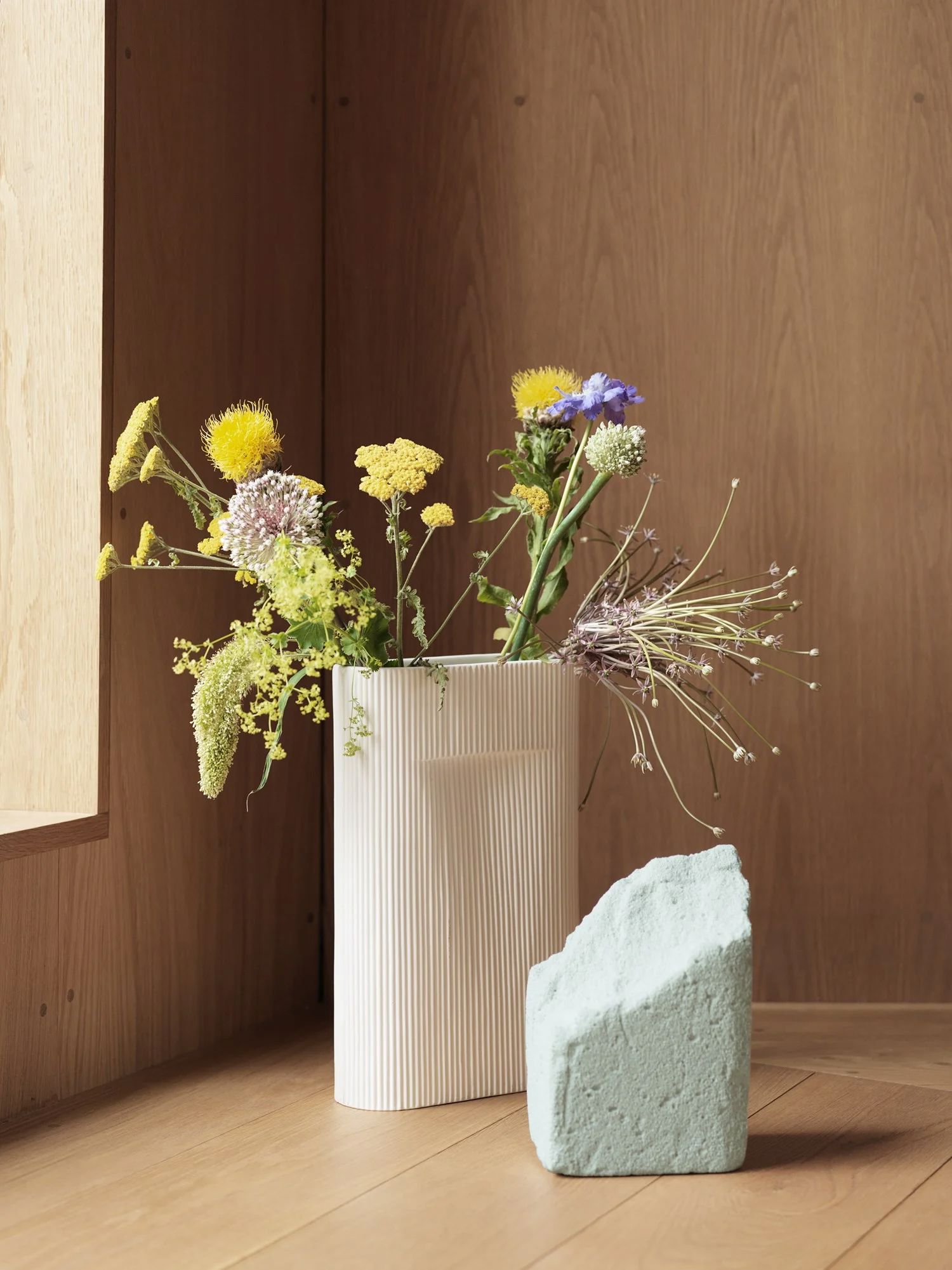 /cdn-cgi/image/width=1500,quality=85,format=auto/globalassets/content-media/images/stories/sculptural-functionality-ridge-vase/-ridge-vase-off-white-muuto-org_optimized.jpg