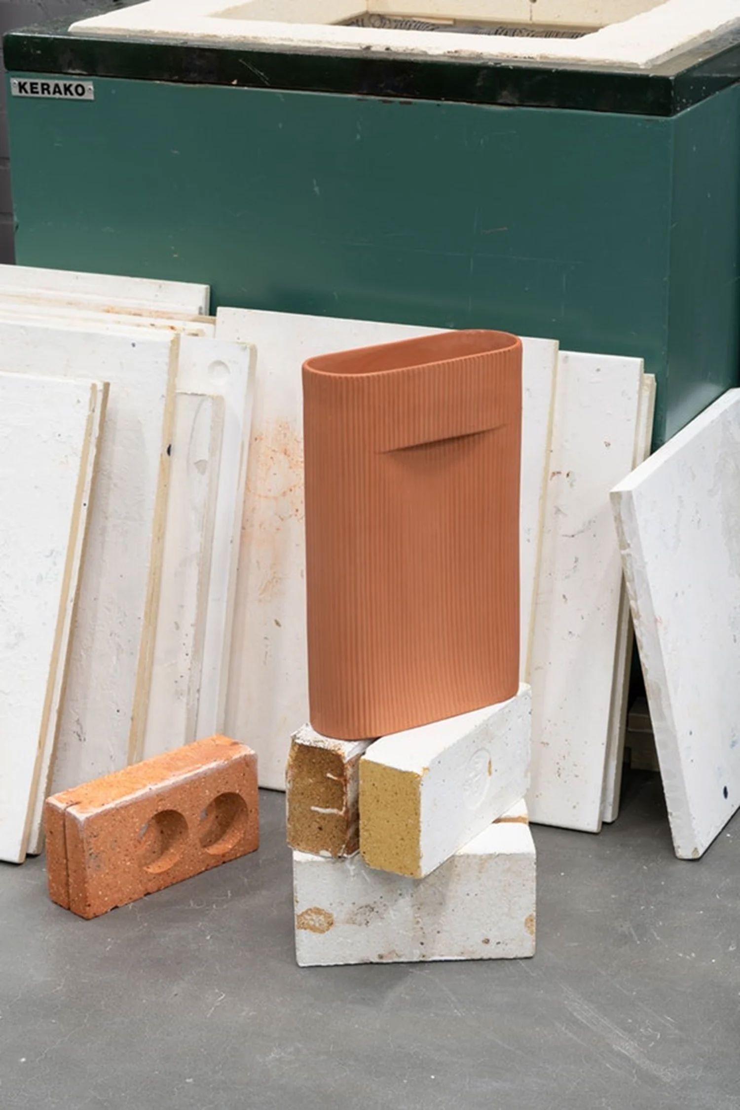 /cdn-cgi/image/width=1500,quality=85,format=auto/globalassets/content-media/images/stories/sculptural-functionality-ridge-vase/1569485865754651studio-kaksikko-visit-ridge-muuto-7_optimized.jpg