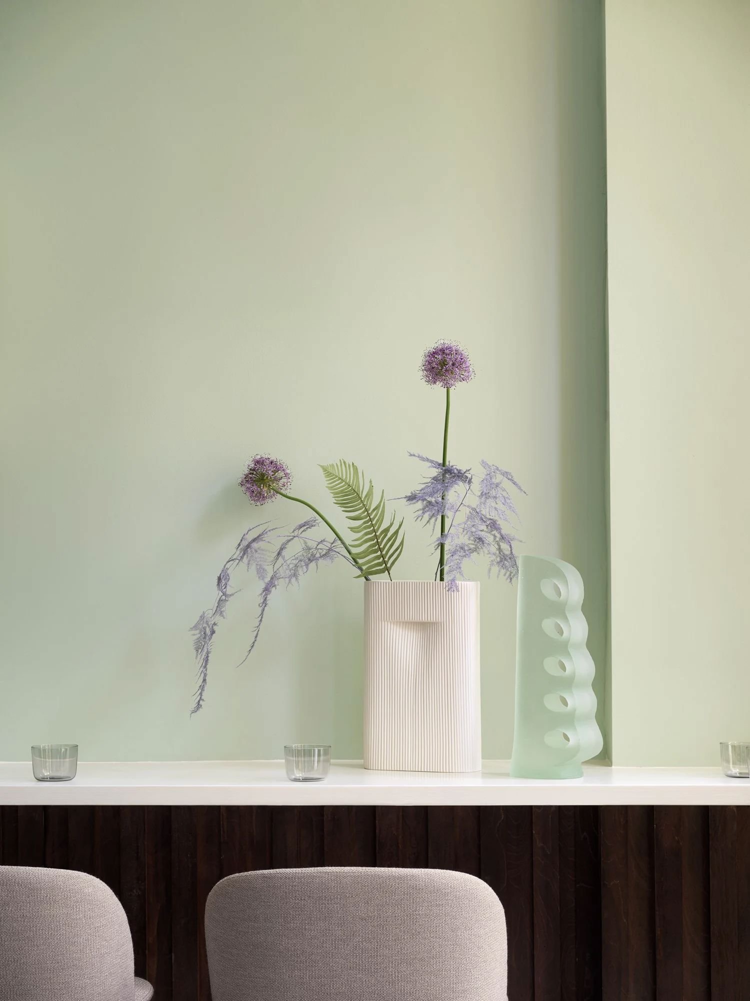 /cdn-cgi/image/width=1500,quality=85,format=auto/globalassets/content-media/images/stories/sculptural-functionality-ridge-vase/ridge-vase-h35-off-white-corky-grey-oslo-bar-stool-ocean-32-muuto-org_optimized.jpg