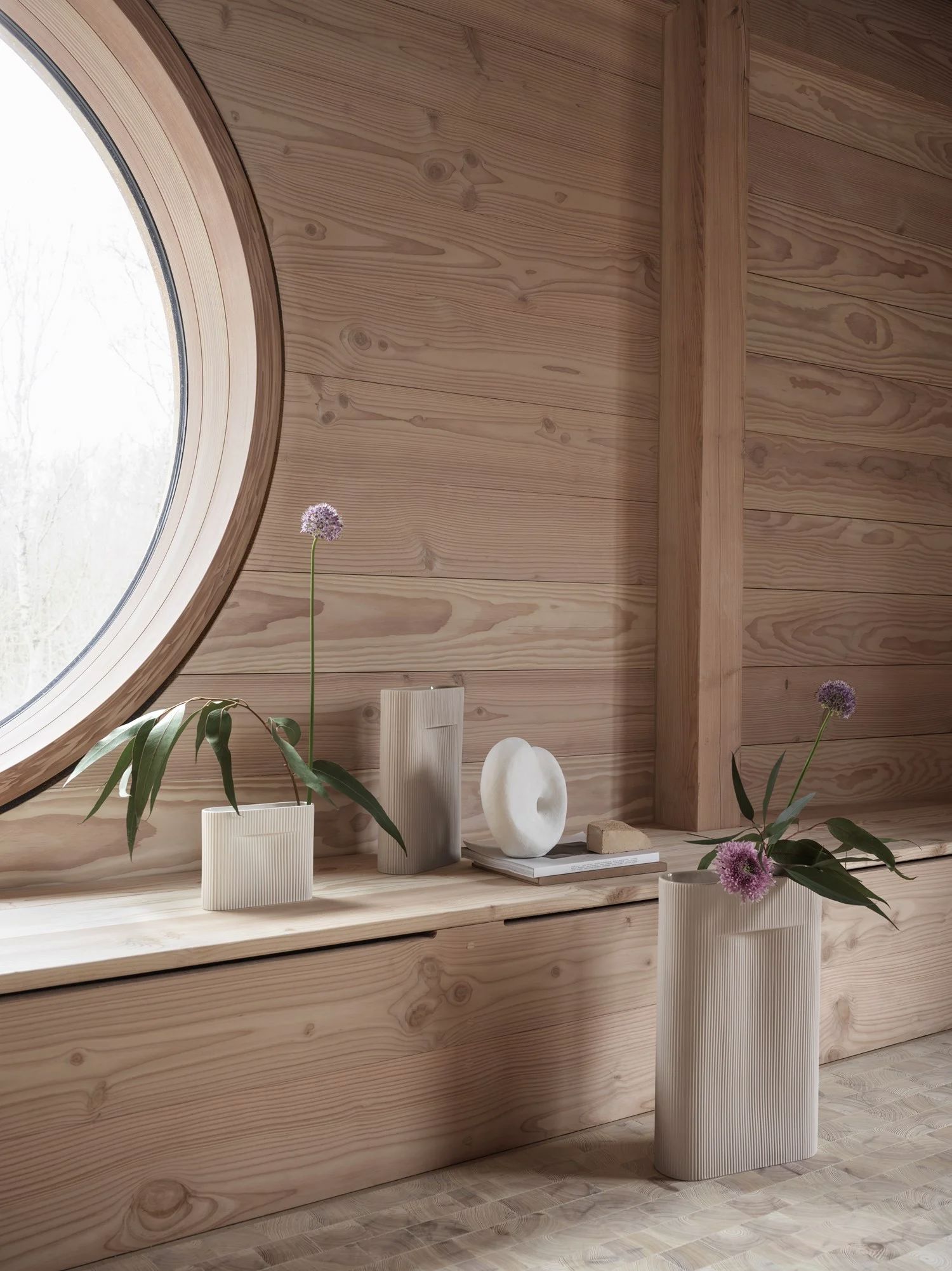 /cdn-cgi/image/width=1500,quality=85,format=auto/globalassets/content-media/images/stories/sculptural-functionality-ridge-vase/ridge-vase-off-white-16-cm-beige-35-cm-48-cm-54-image_optimized.jpg