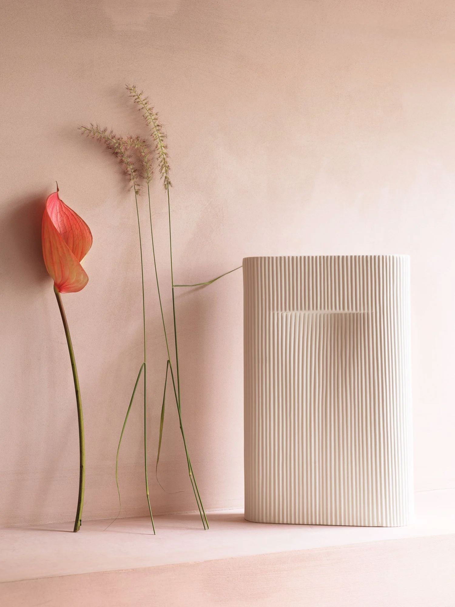 /cdn-cgi/image/width=1500,quality=85,format=auto/globalassets/content-media/images/stories/sculptural-functionality-ridge-vase/ridge-vase-off-white-2-muuto-org_optimized.jpg