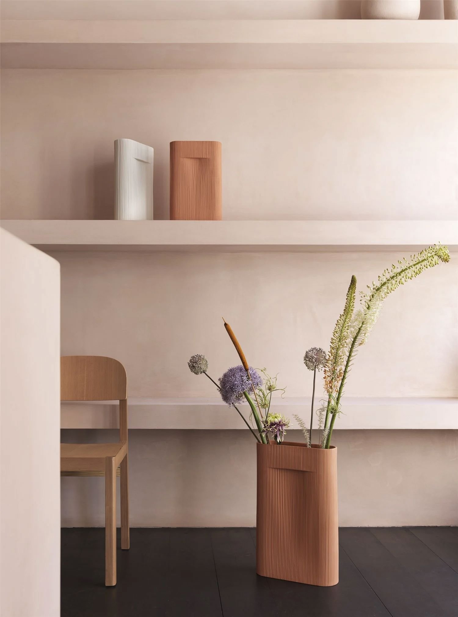 /cdn-cgi/image/width=1500,quality=85,format=auto/globalassets/content-media/images/stories/sculptural-functionality-ridge-vase/ridge-vase-teracotta-off-white-workshop-chair-oregon-pine-muuto-org_150_optimized.jpg
