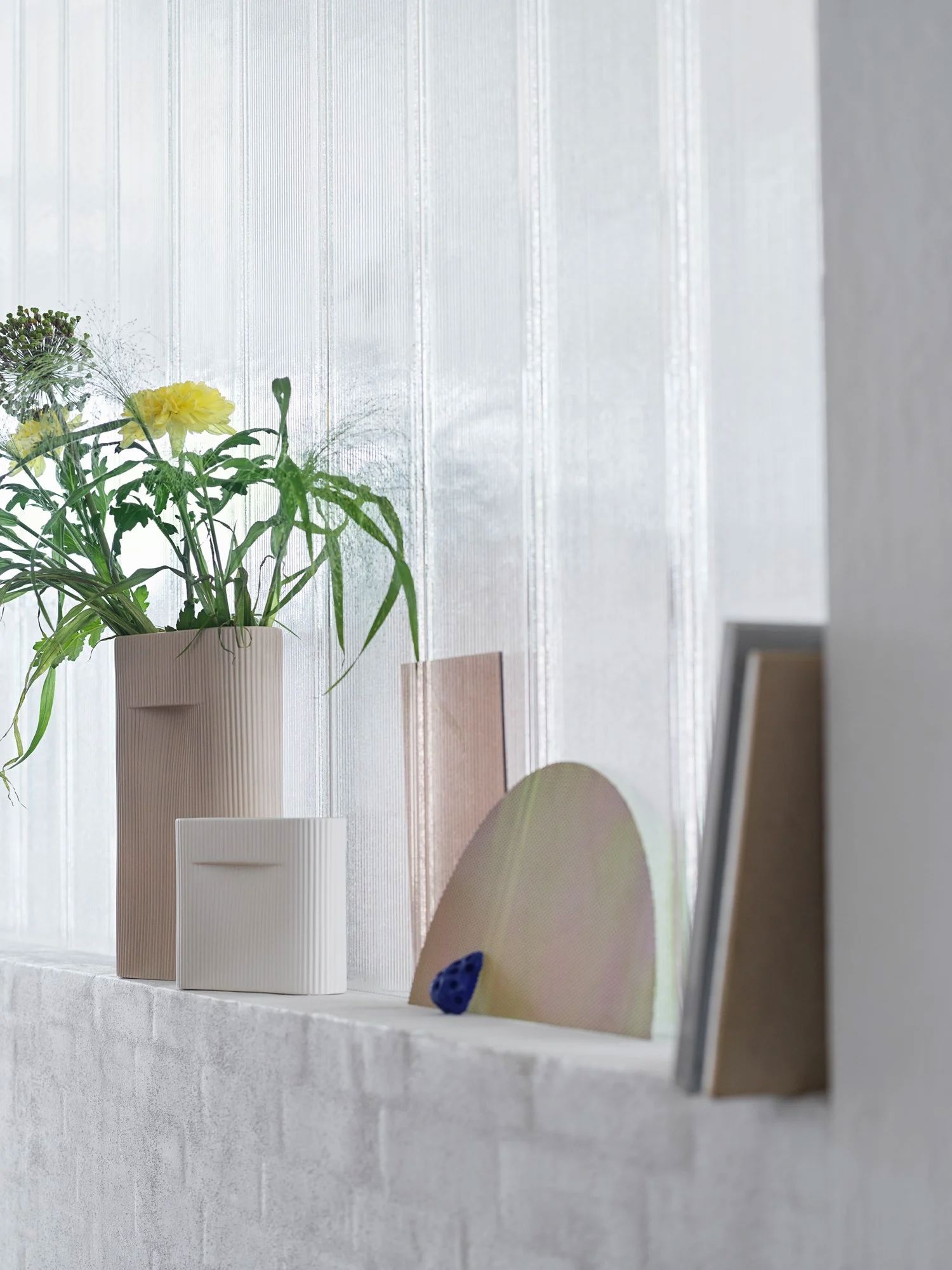 /cdn-cgi/image/width=1500,quality=85,format=auto/globalassets/content-media/images/stories/sculptural-functionality-ridge-vase/ridge-vases-h35-beige-h16-5-off-white-muuto-org_optimized.jpg