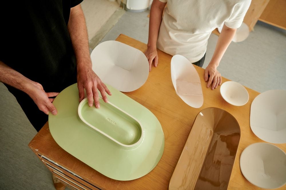 /cdn-cgi/image/width=1500,quality=85,format=auto/globalassets/content-media/images/stories/studio-kaksikko-on-crafting-a-simple-yet-sculptural-centerpiece/muuto-studio-kaksikko-11-med-res_optimized.jpg