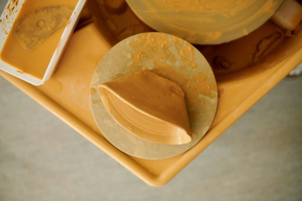 /cdn-cgi/image/width=1500,quality=85,format=auto/globalassets/content-media/images/stories/studio-kaksikko-on-crafting-a-simple-yet-sculptural-centerpiece/muuto-studio-kaksikko-9-med-res_optimized.jpg