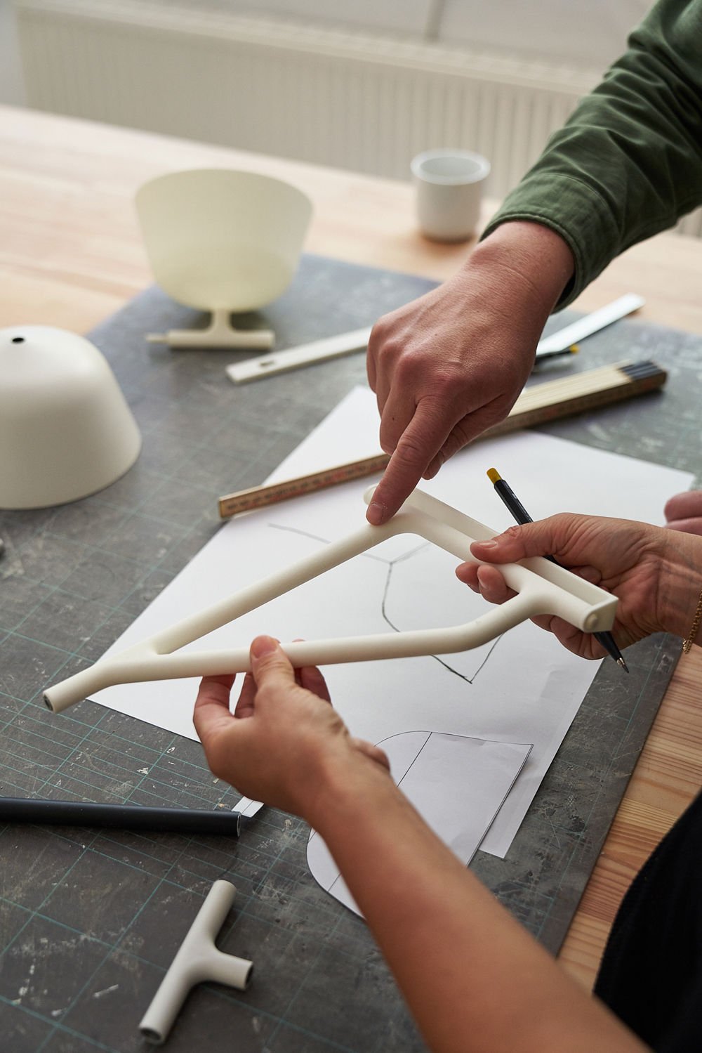 /cdn-cgi/image/width=1500,quality=85,format=auto/globalassets/content-media/images/stories/timelessly-contemporary-ambit-lamp-series/ambit-family-taf-studio-visit-2019-muuto-lo-res.jpg