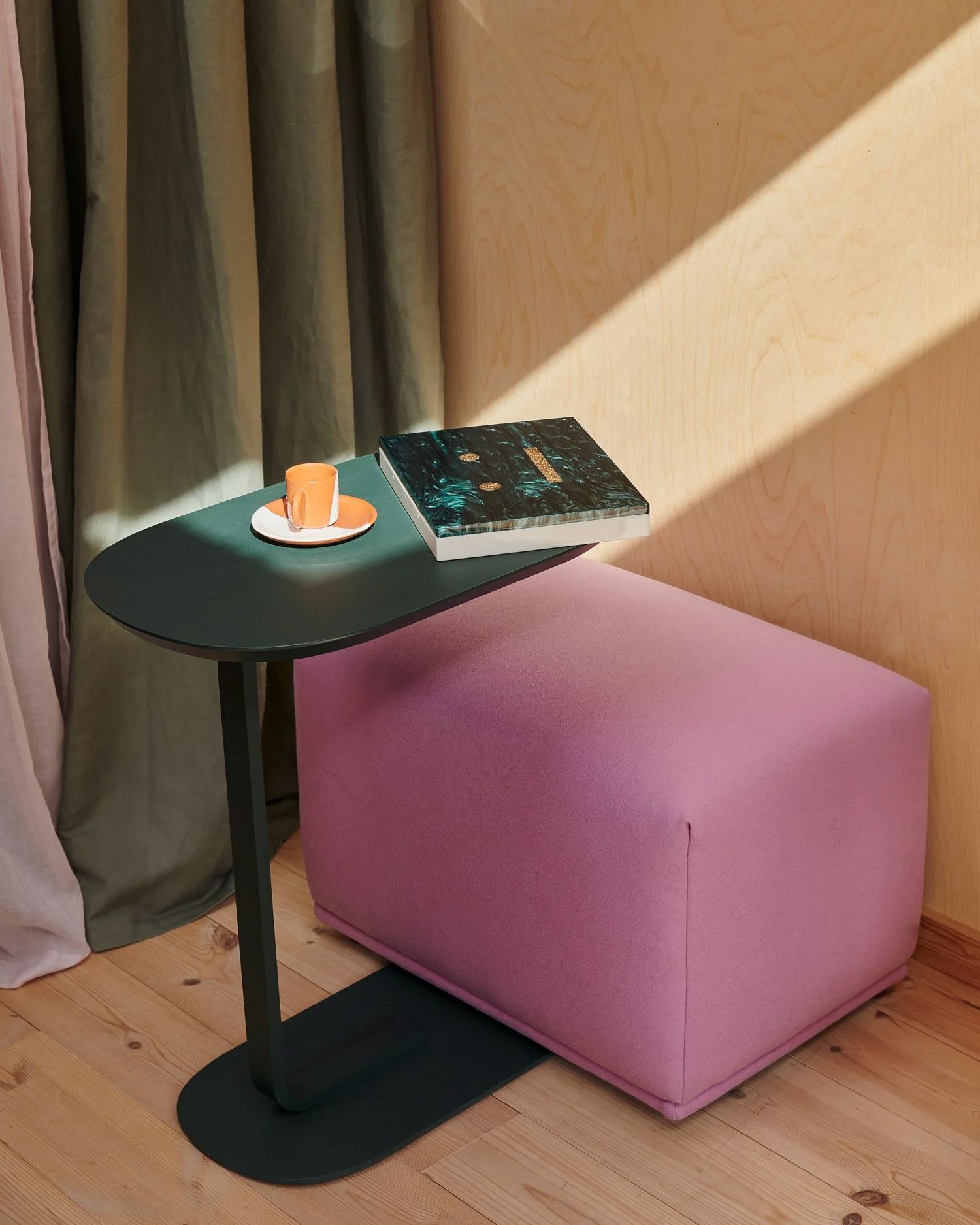 /cdn-cgi/image/width=1500,quality=85,format=auto/globalassets/content-media/images/stories/with-space-to-create/selma-muuto-homestory-15-med-res_optimized.jpg