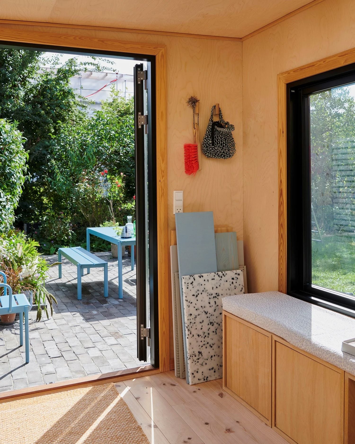 /cdn-cgi/image/width=1500,quality=85,format=auto/globalassets/content-media/images/stories/with-space-to-create/selma-muuto-homestory-19-med-res_optimized.jpg