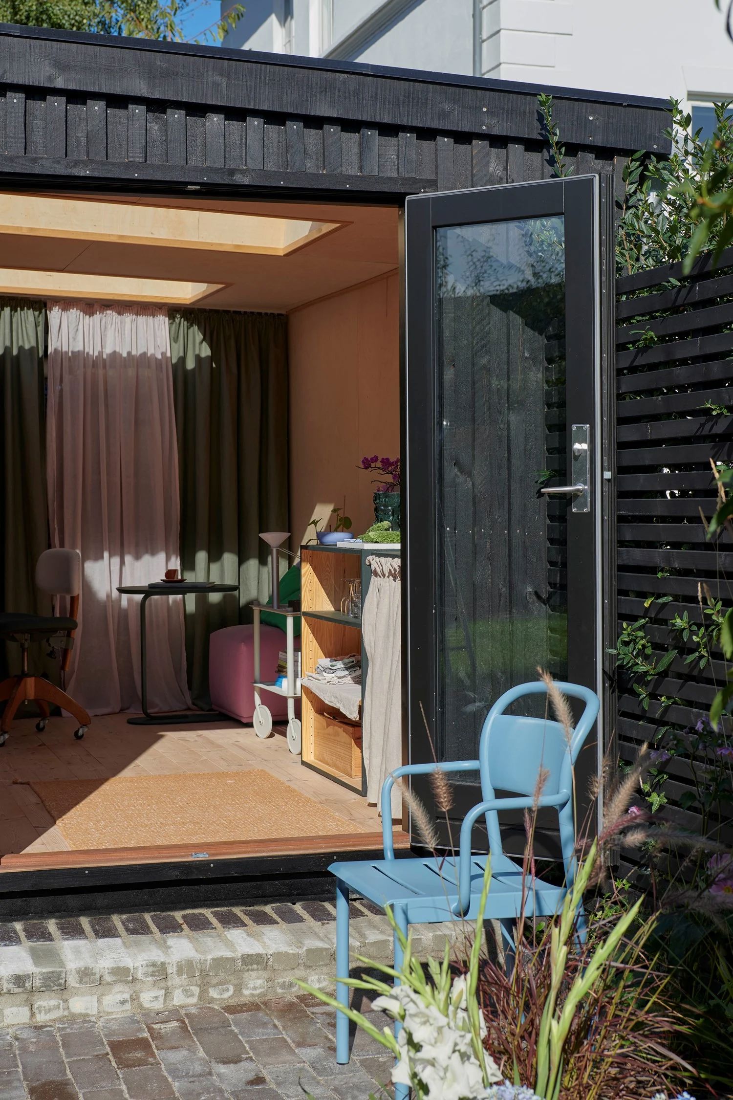 /cdn-cgi/image/width=1500,quality=85,format=auto/globalassets/content-media/images/stories/with-space-to-create/selma-muuto-homestory-9-med-res_optimized.jpg
