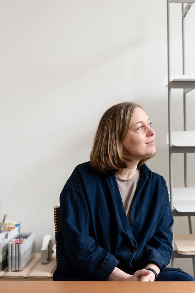 /cdn-cgi/image/width=1500,quality=85,format=auto/globalassets/content-media/images/stories/workshop-chair-a-design-process-on-display/cecilie-manz-studio-muuto-23-roll-up-image.jpg