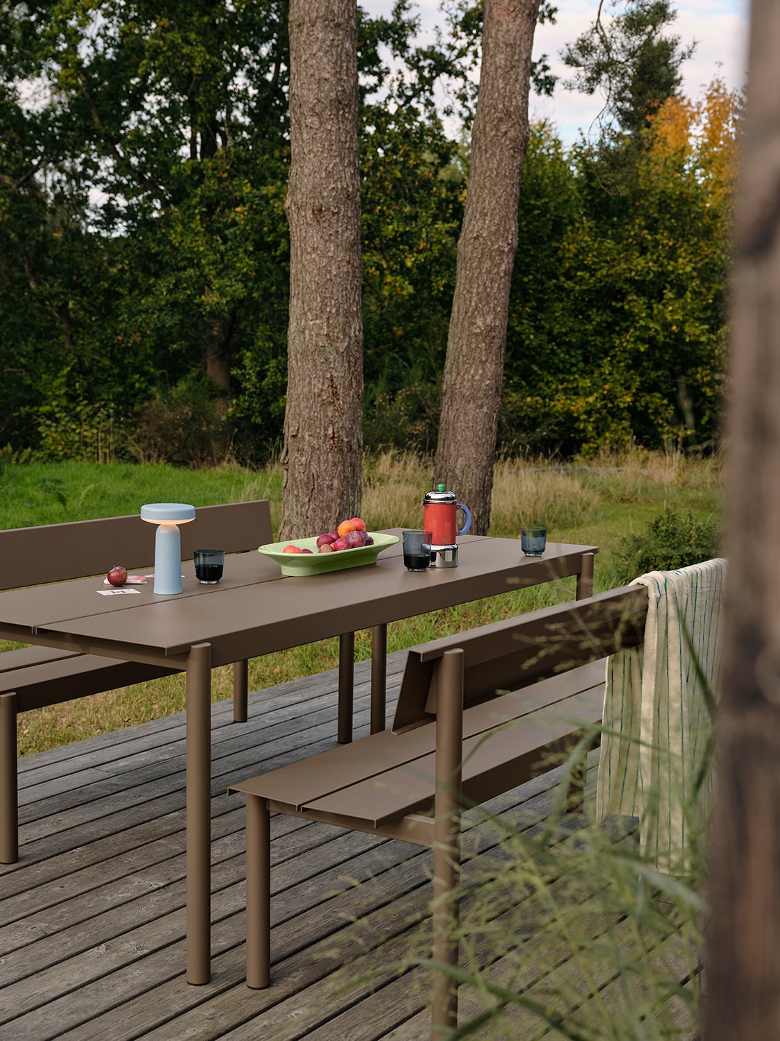 /cdn-cgi/image/width=1500,quality=85,format=auto/globalassets/katja--nanna/outdoor/linear-steel-bench-w-backrest-taupe-linear-steel-table-200-taupe-ease-portable-light-blue-mere-raise-low-res.jpg