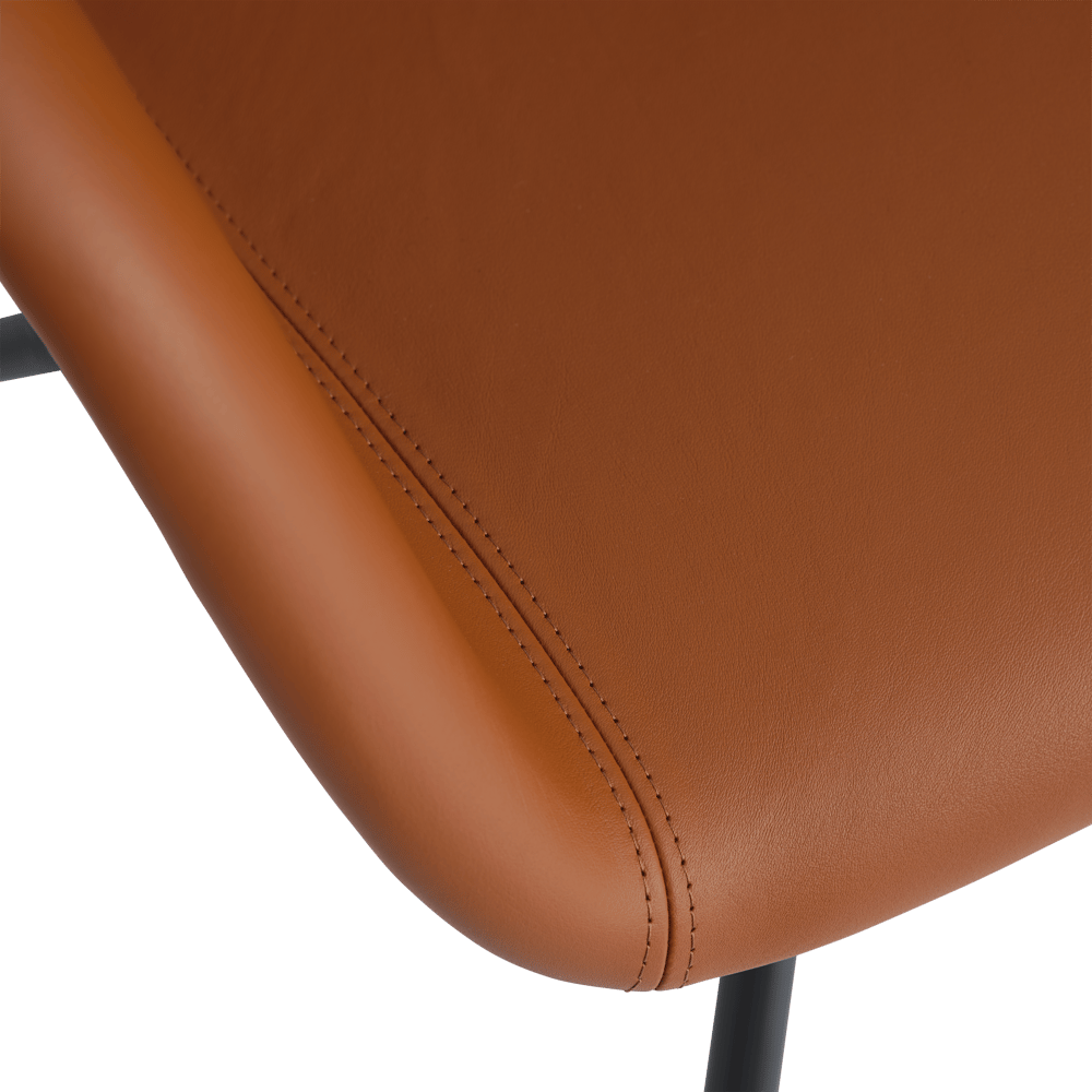 /cdn-cgi/image/width=1500,quality=85,format=auto/globalassets/toolbox-page/product-information/muuto-leather/fiber-armchair-swivel-base-black-front-uph-endure-leather-cognac-detail-1-muuto-5000x5000-hi-res.png