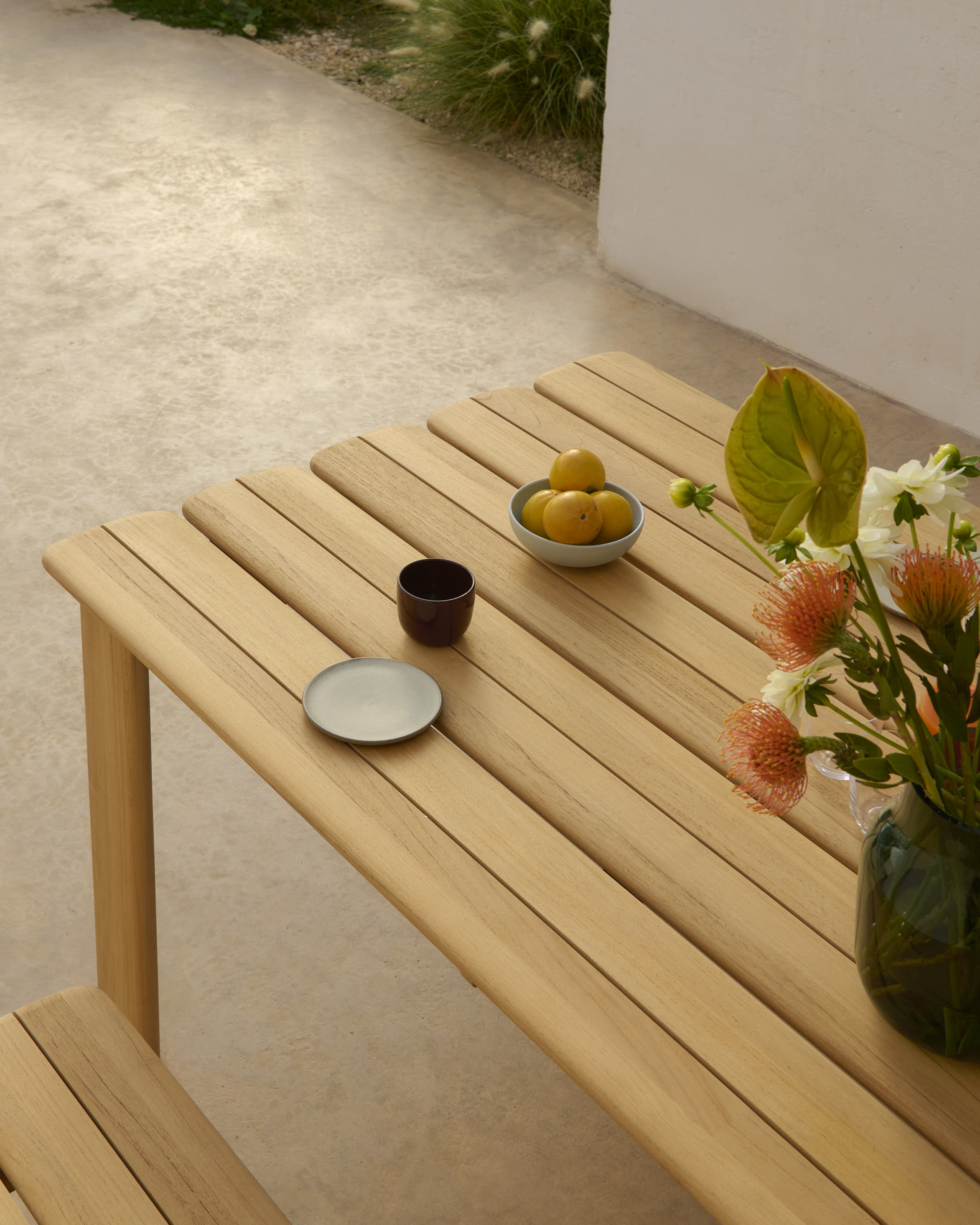 /globalassets/content-media/images/01.-lifestyle-images/january-26/assemble-table-220-cm-bench-180-cm-teak-silent-vase-dark-greenlow-res.jpg?revision=639114102230000000