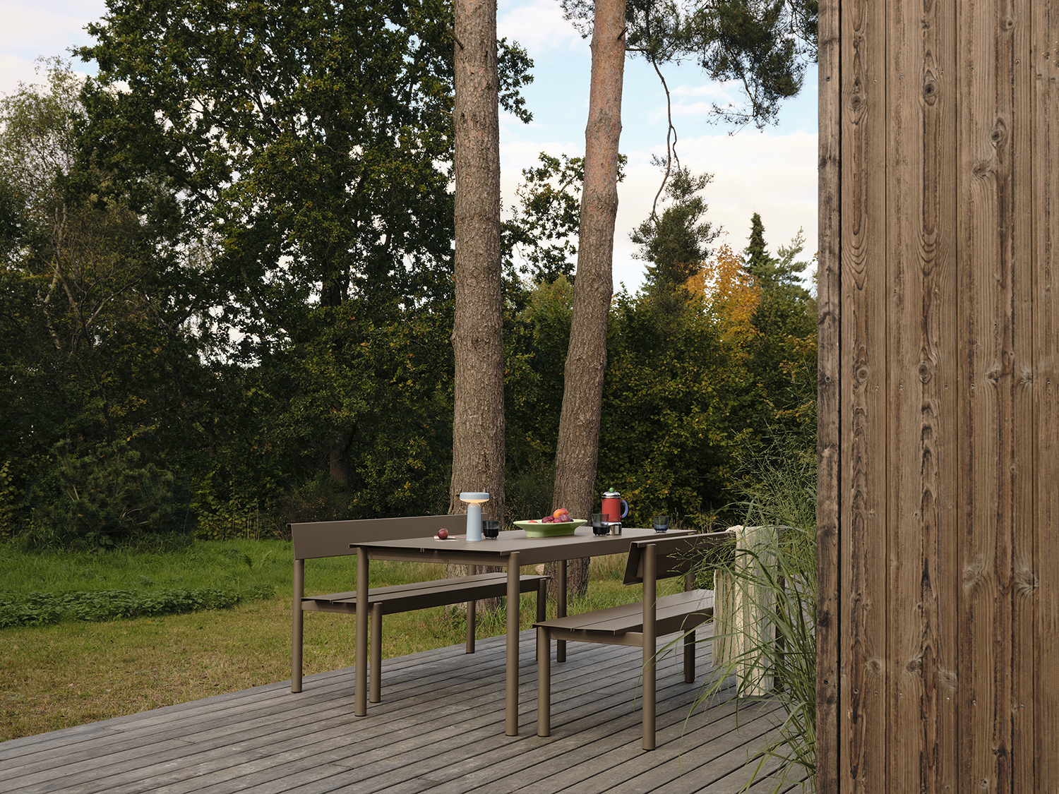 /globalassets/content-media/images/01.-lifestyle-images/january-26/linear-steel-bench-w-backrest-taupe-table-200-taupe-ease-portable-light-blue-mere-raise-low-res.jpg?revision=639114102300000000
