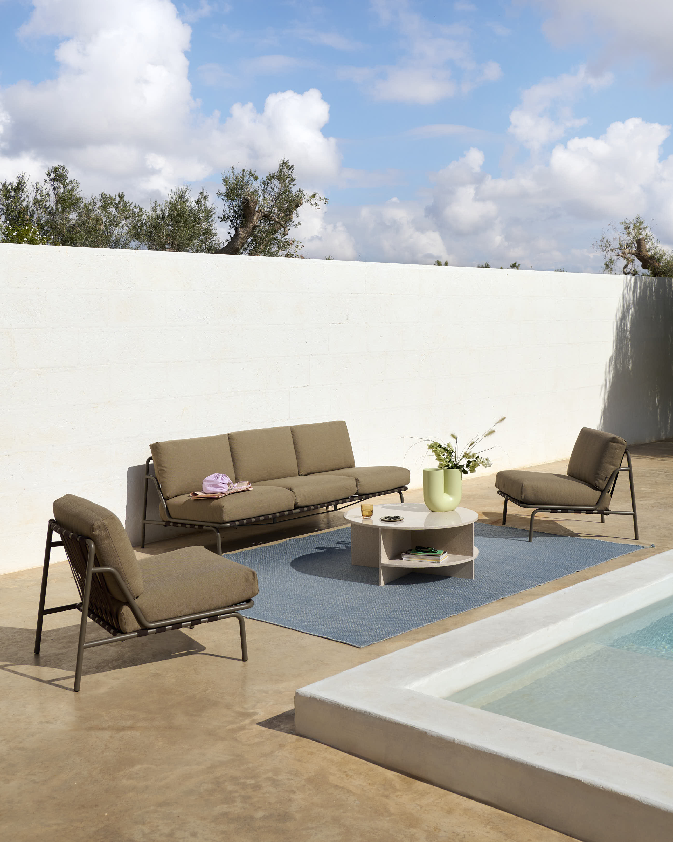 /globalassets/content-media/images/01.-lifestyle-images/january-26/settle-lounge-chair-grey-delta-47-assemble-coffee-table-55-teaklow-res.jpg?revision=639114102370000000
