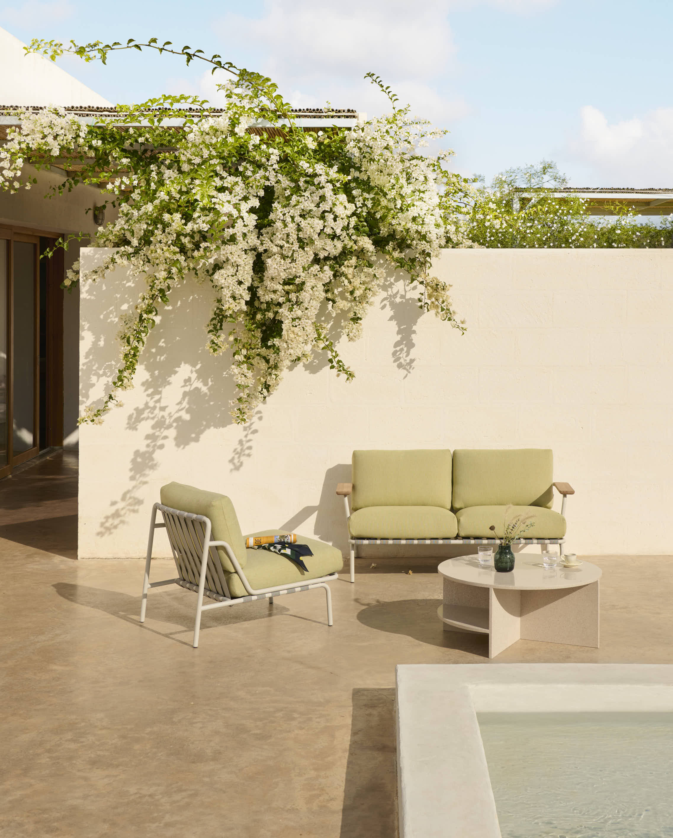 /globalassets/content-media/images/01.-lifestyle-images/january-26/settle-sofa-2-seater-w-armrest-delta-26-lounge-chair-laze-1-grey-halves-coffee-table-light-taupe-silentlow-res.jpg?revision=639104940430000000