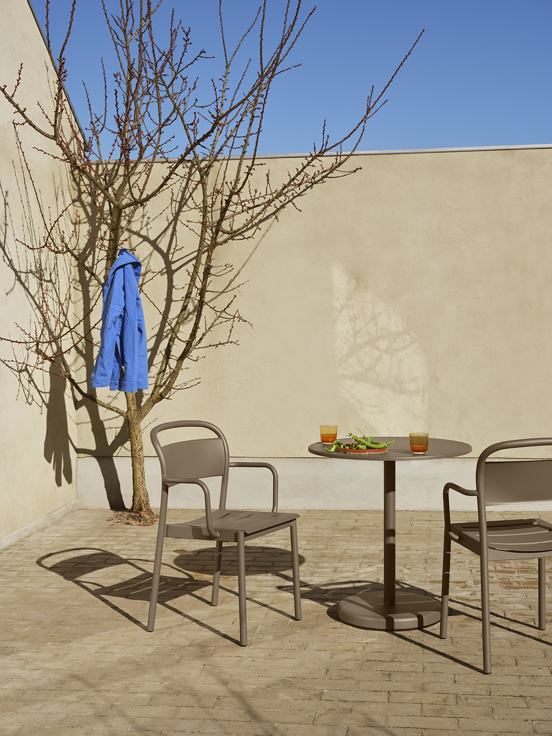 /globalassets/content-media/images/01.-lifestyle-images/semptember-25/linear-steel-armchair-cafe-table-taupe-raise-glass-burnt-orange-low-res.jpg?revision=639125446660000000