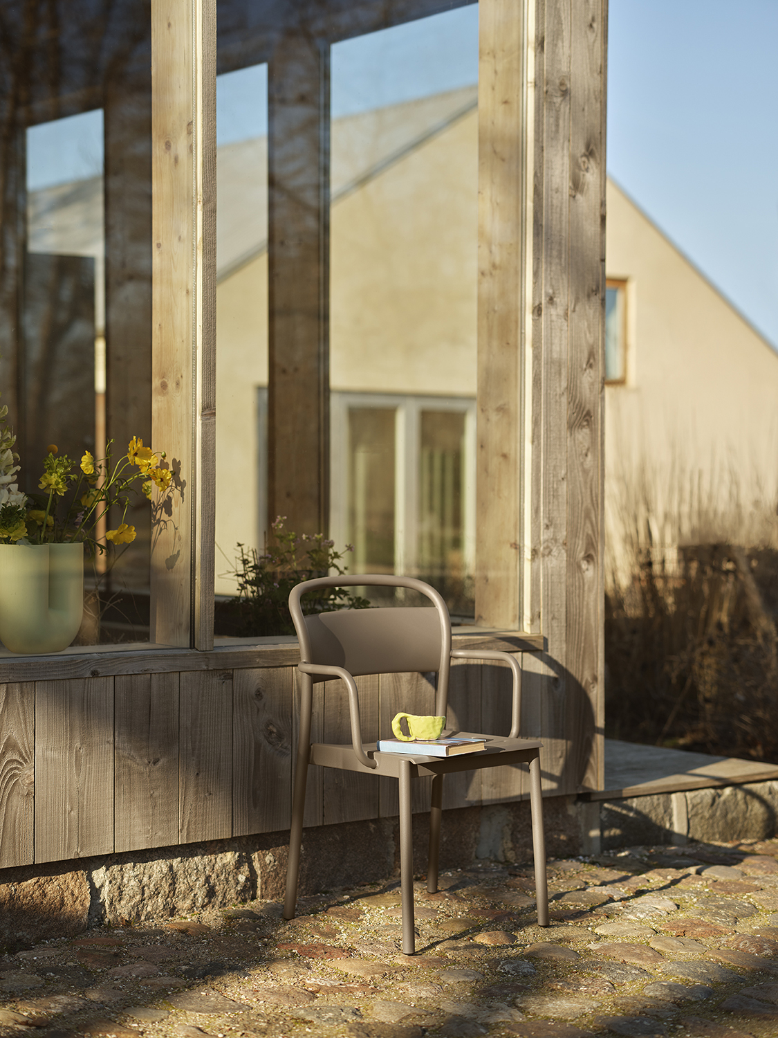 /globalassets/content-media/images/01.-lifestyle-images/semptember-25/linear-steel-armchair-taupe-kink-light-green-low-res.jpg?revision=639125446660000000