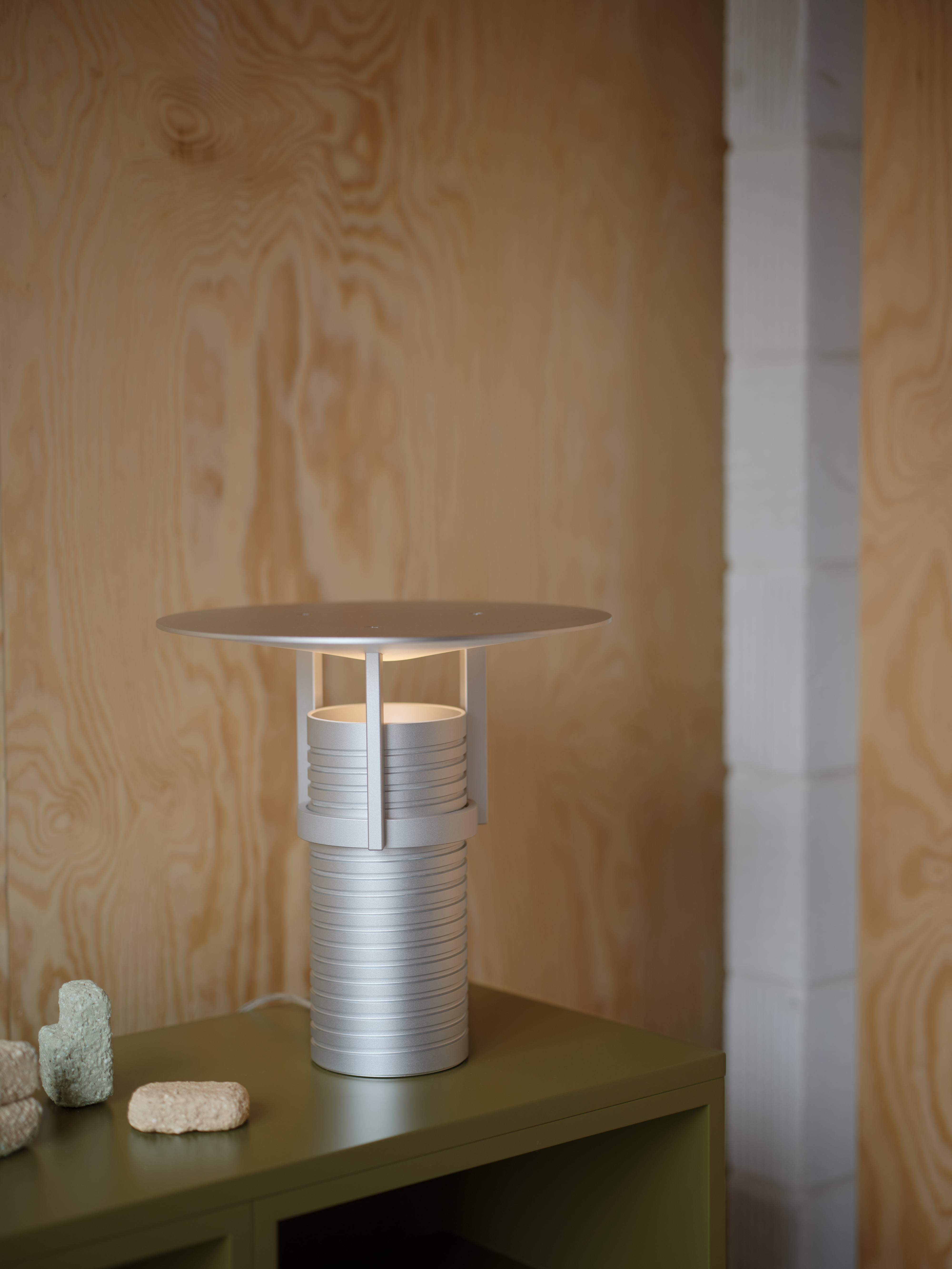 /globalassets/content-media/images/01.-lifestyle-images/set-table-lamp-stacked-sideboard-brown-green-muuto-org.png?revision=639092668780000000