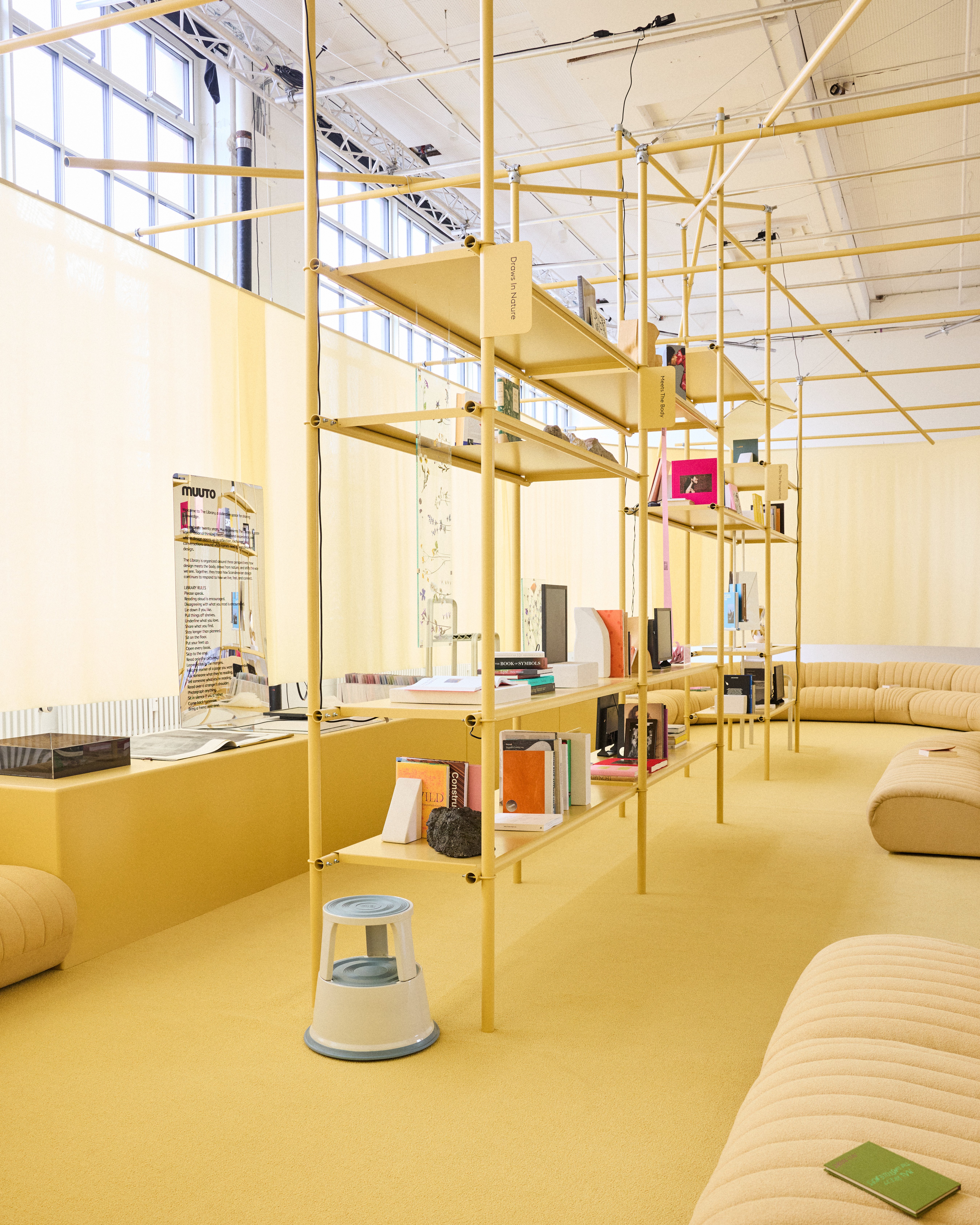 /globalassets/content-media/images/20-year-and-3days/muuto_the_library_other_circle_05.jpg?revision=639166802580000000