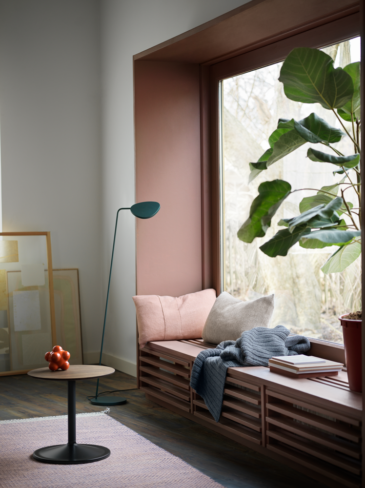 soft-side-smoked-oak-black-o41-h40-ply-rug-leaf-lamp-layer-cushion-ample-throw-muuto-org.png