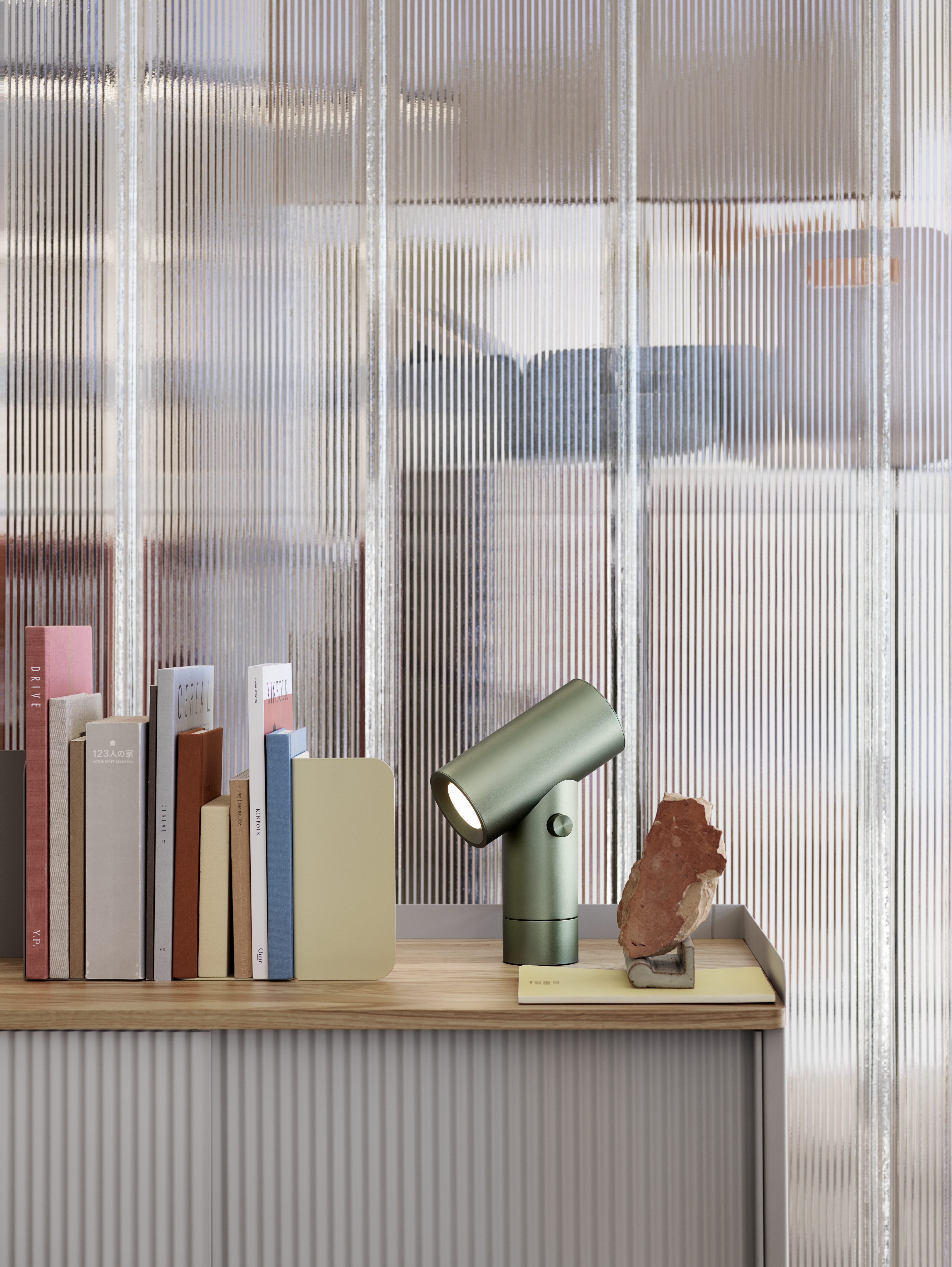 /globalassets/content-media/images/accessories/office/beam-enfold-compile_bookend-muuto-org.png?revision=639078086050000000