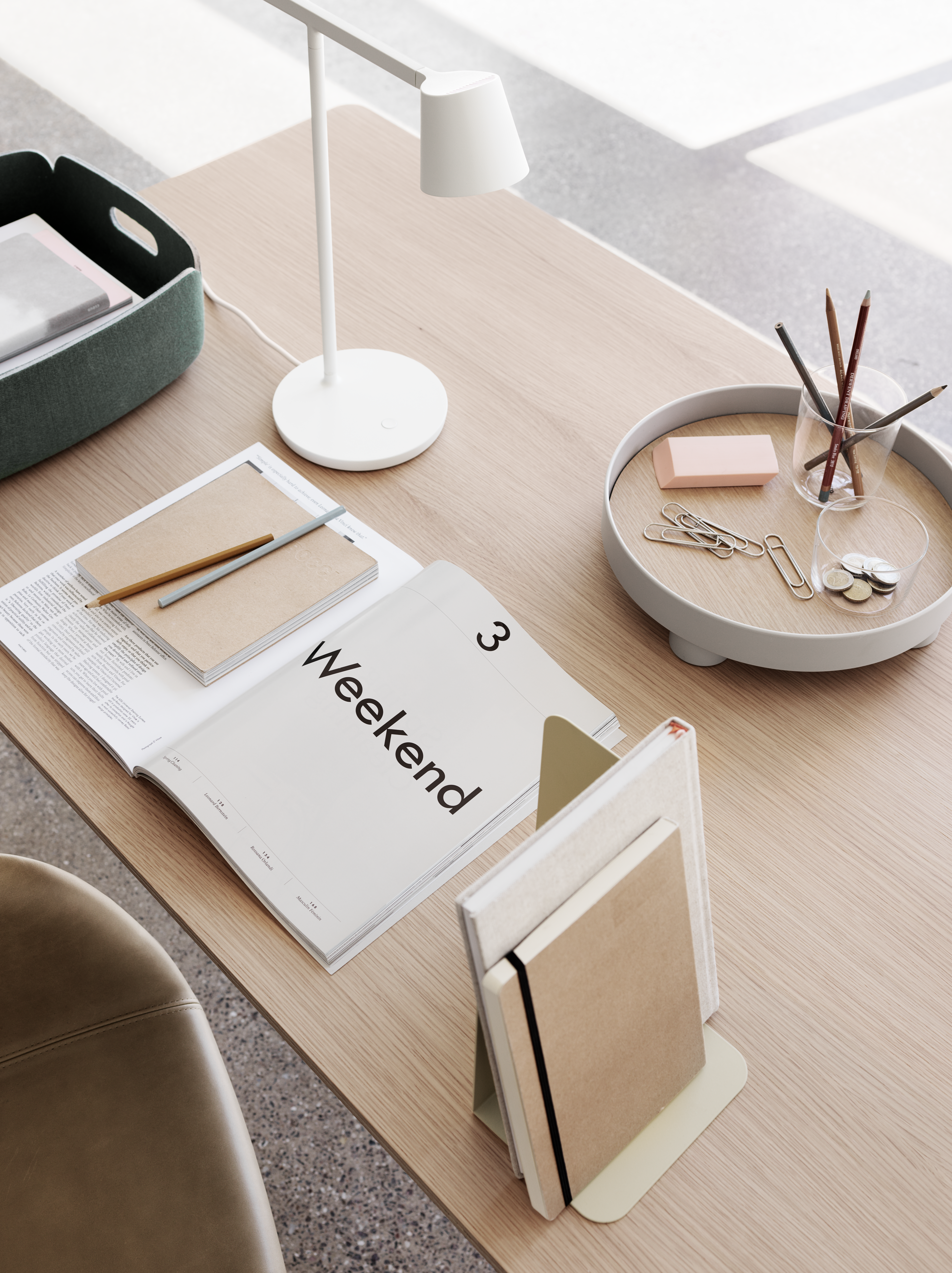 /globalassets/content-media/images/accessories/office/fiber-base-table-oak-tip-restore-tray-corky-platform-compile-muuto-org.png?revision=639078086040000000
